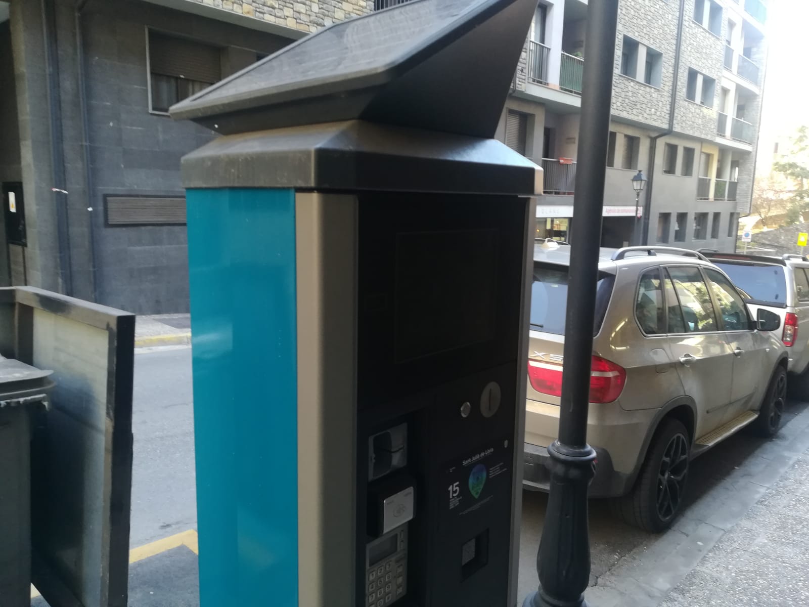 Un dels nous parquímetres, en aquest cas al carrer de les Escoles.