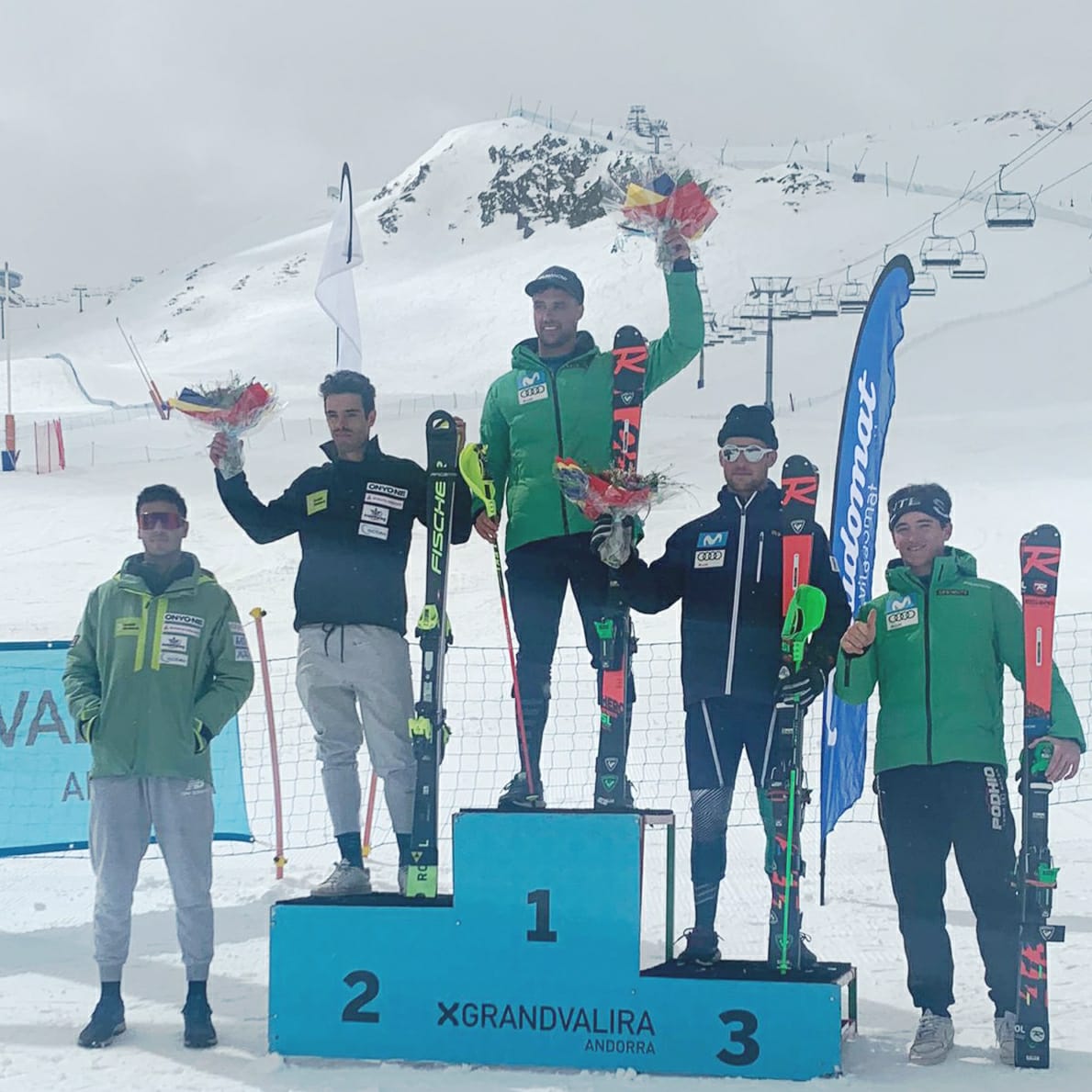 Esteve, al segon calaix del podi de la prova d'eslàlom.