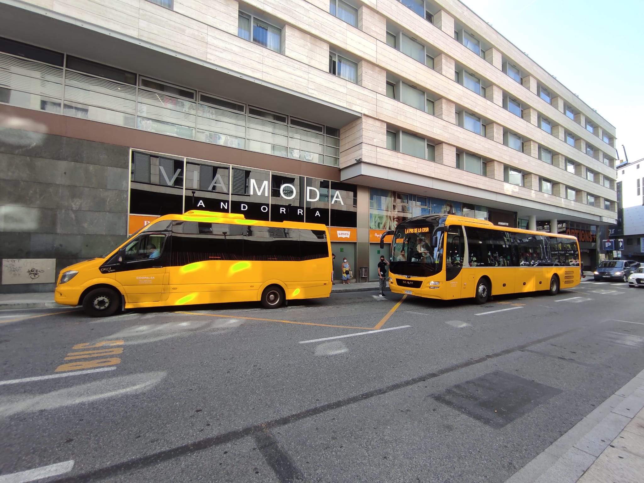 Dos busos en una parada d'Andorra la Vella.