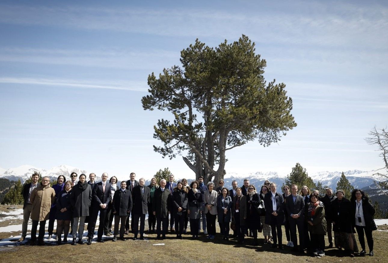 Foto de grup de la delegació amb la ministra Ubach i altres representants del Govern a l'exterior del Coll de la Botella.