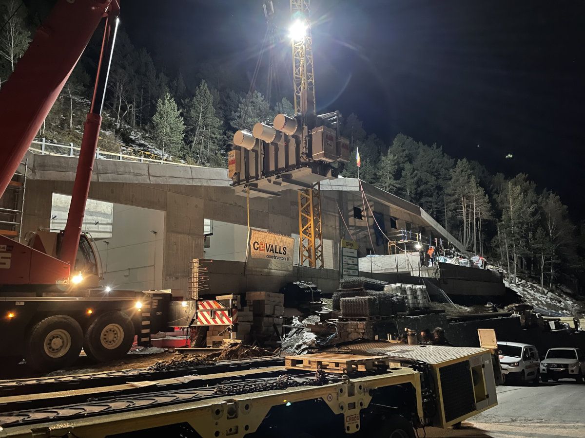 Les màquines ubiquen un dels transformadors a la instal·lació.