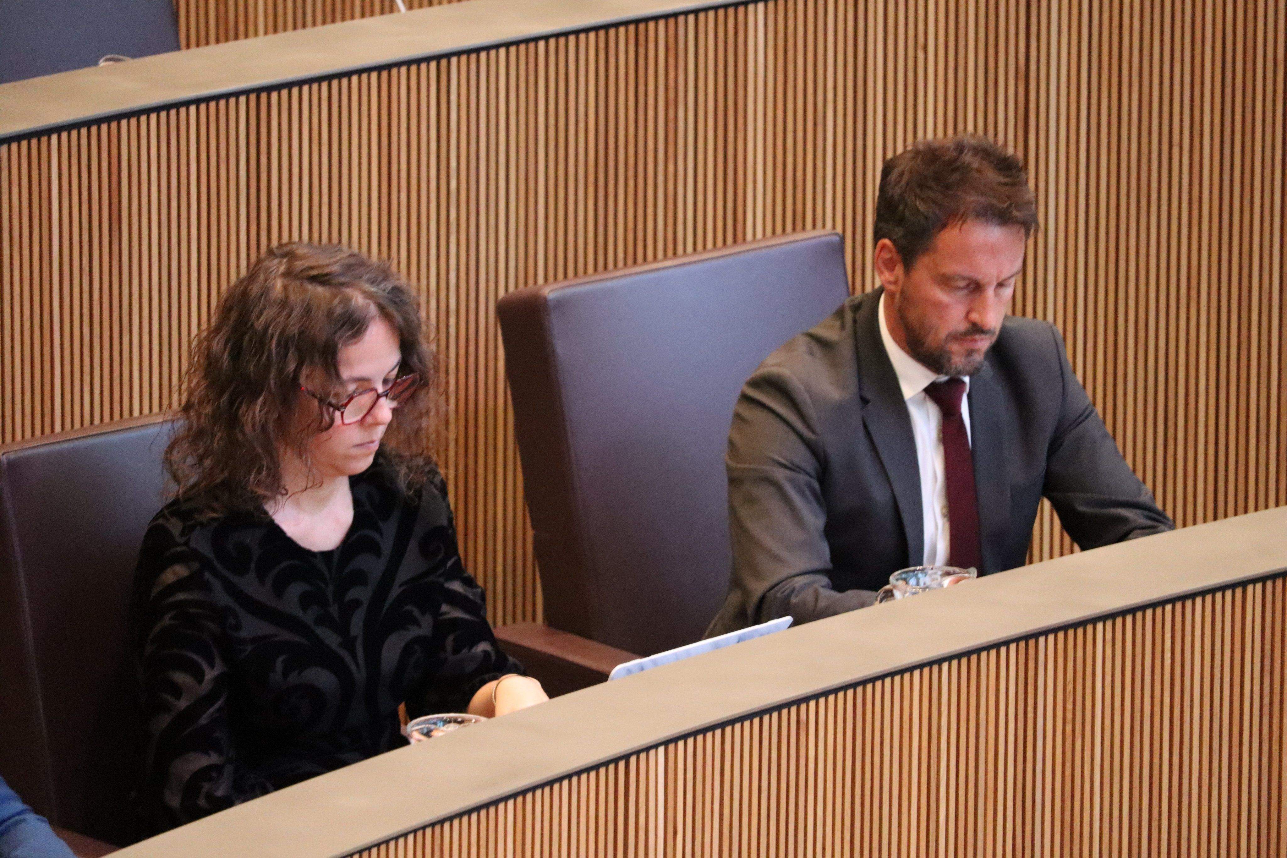 Els consellers socialdemòcrates Judith Salazar i Pere López.