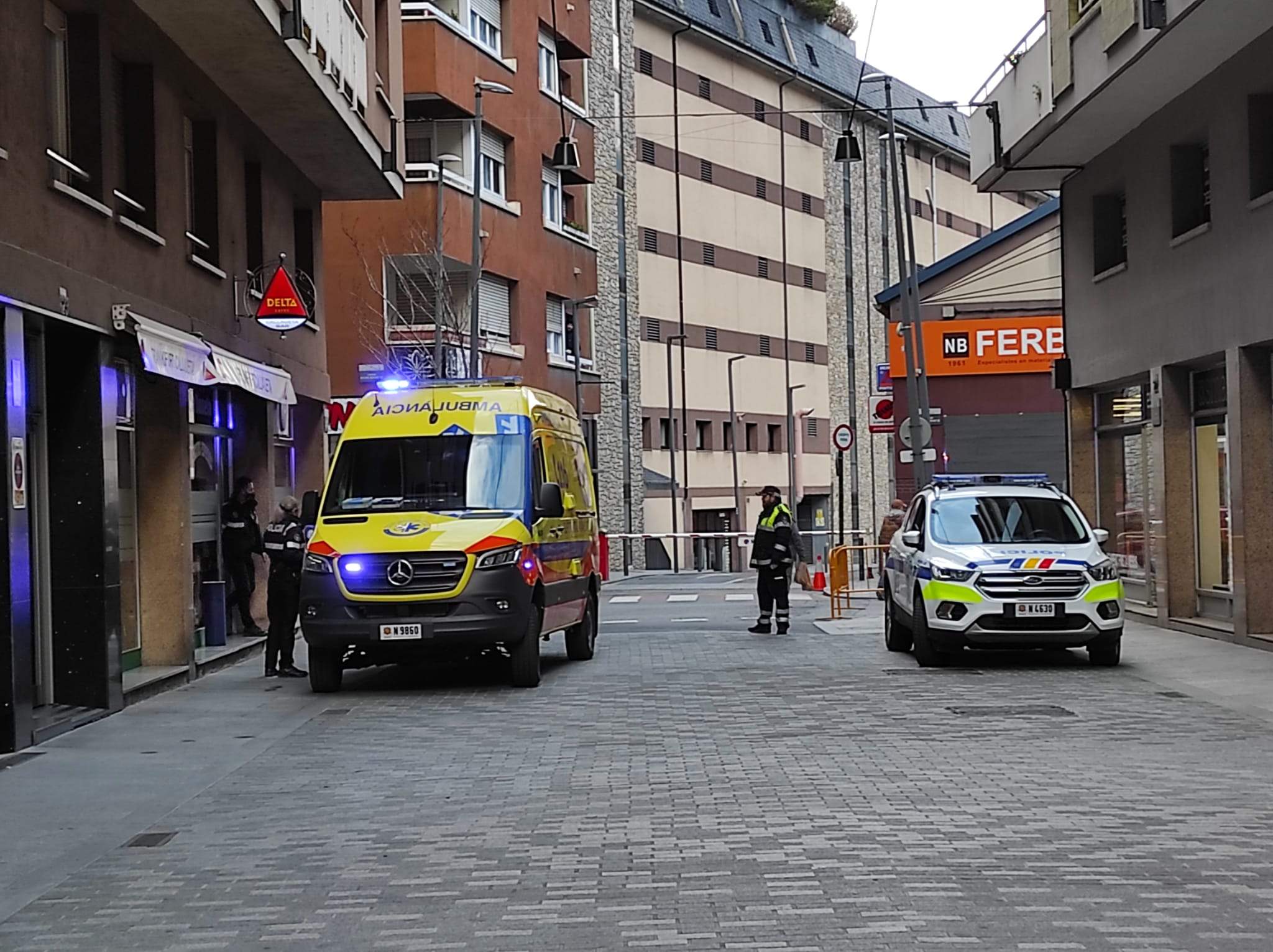 Intervenció d'emergència en un establiment de la capital per un intent d'autòlisi.