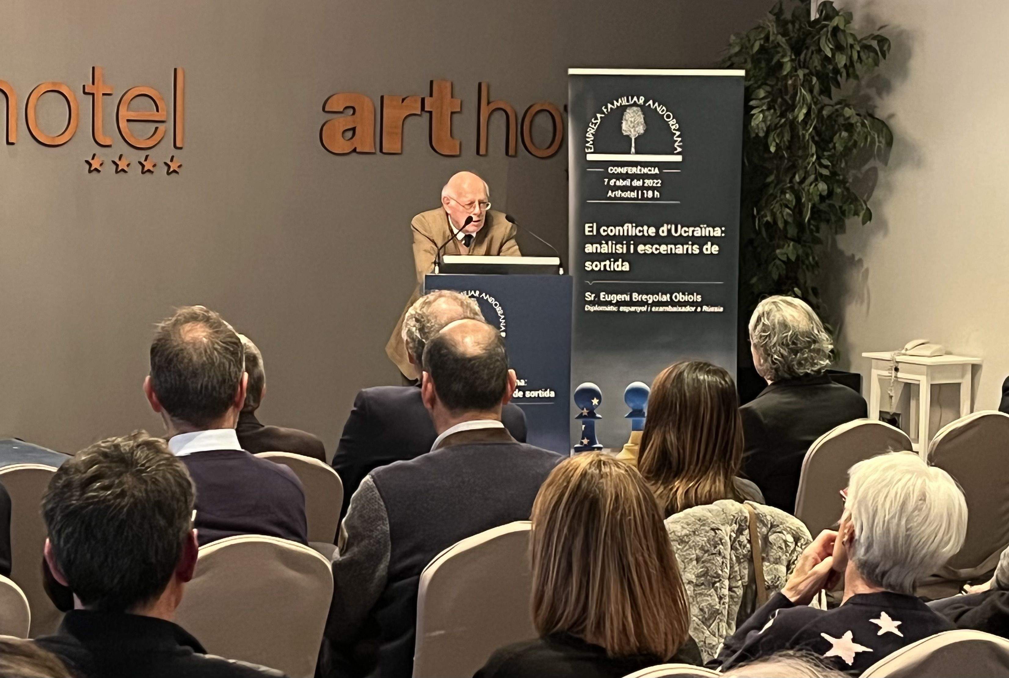 Eugeni Bregolat durant la seva conferència.