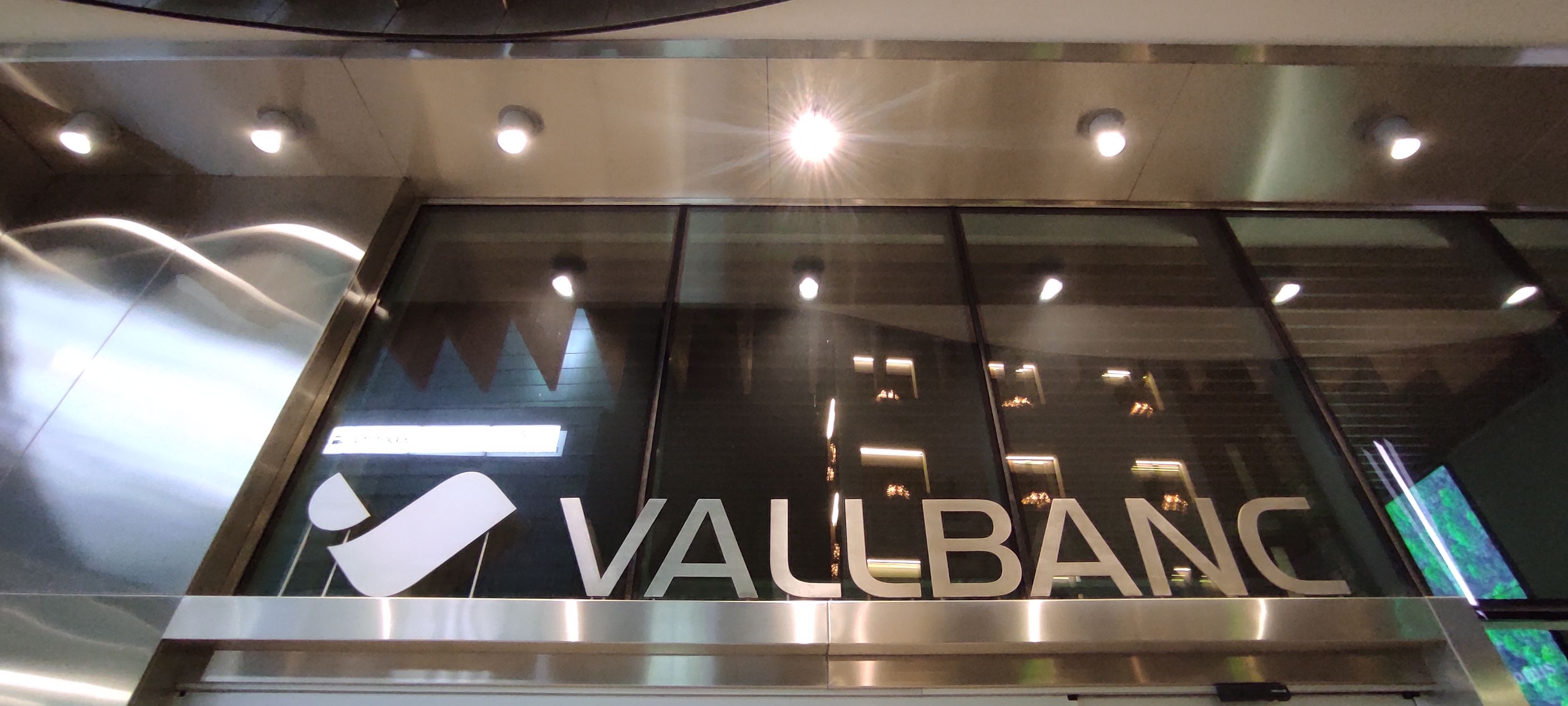 La façana de la seu central de Vall Banc aquesta nit.