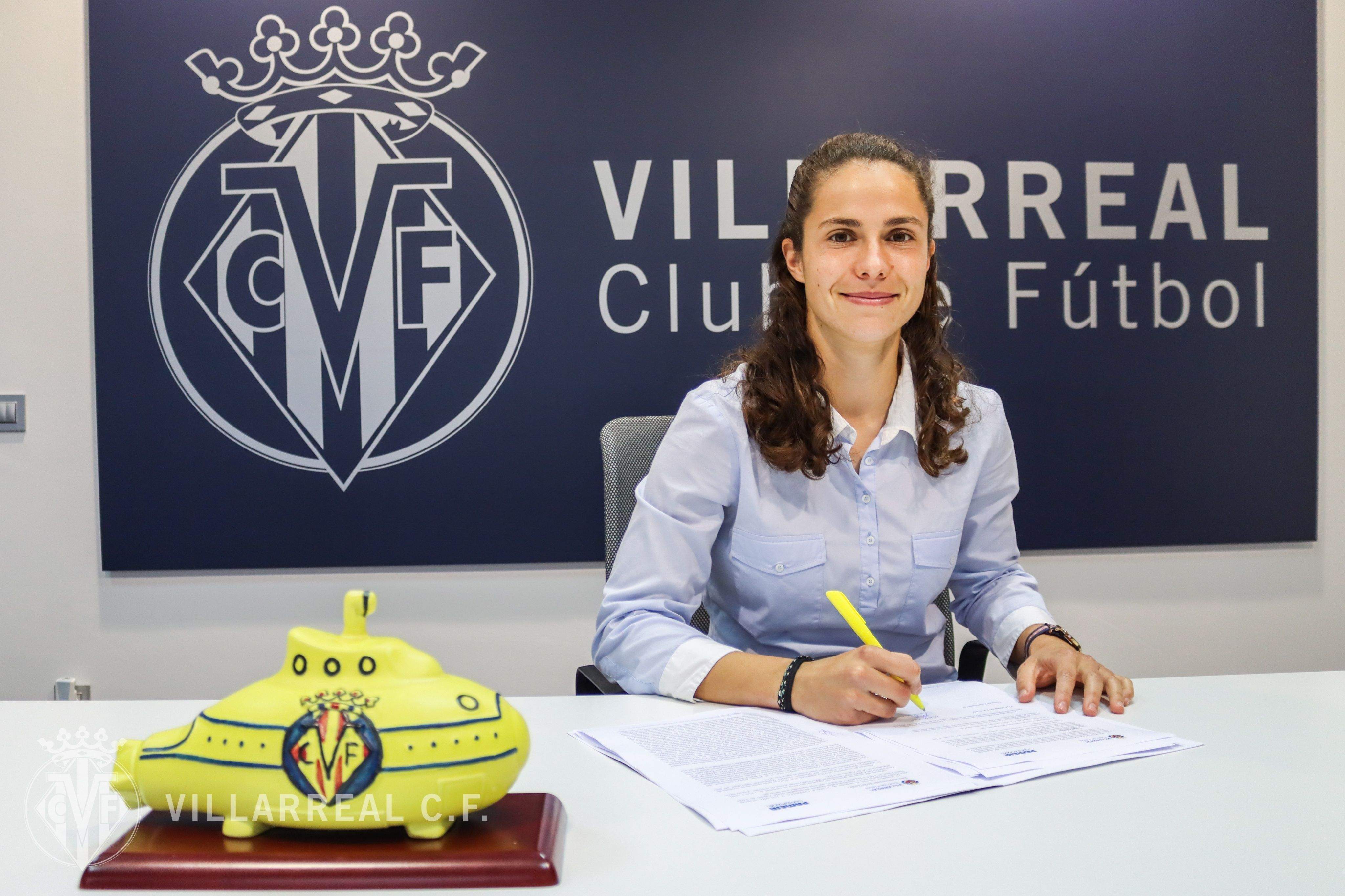 Tere Morató, signant el seu nou contracte.