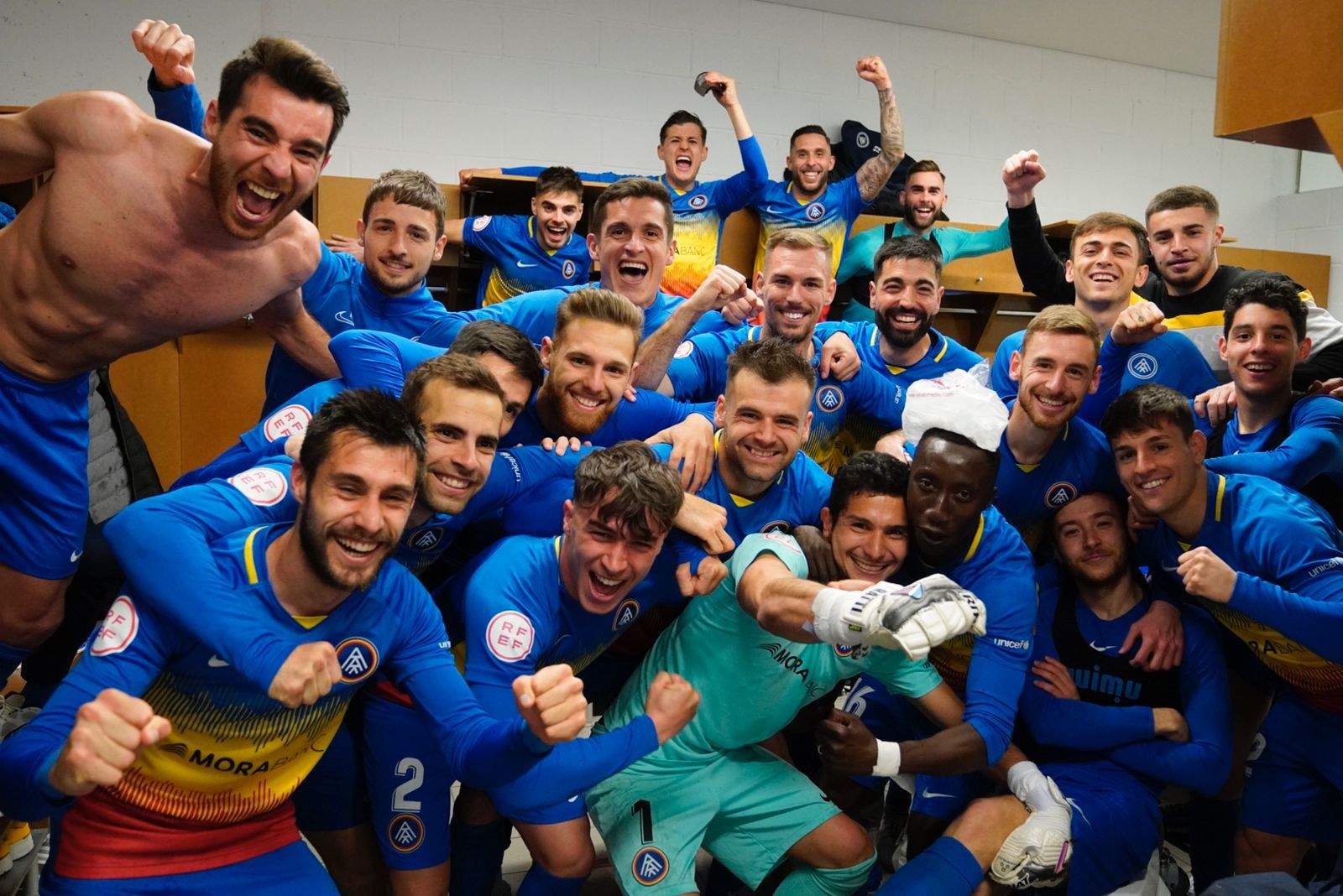 Celebració de la victòria al vestuari.