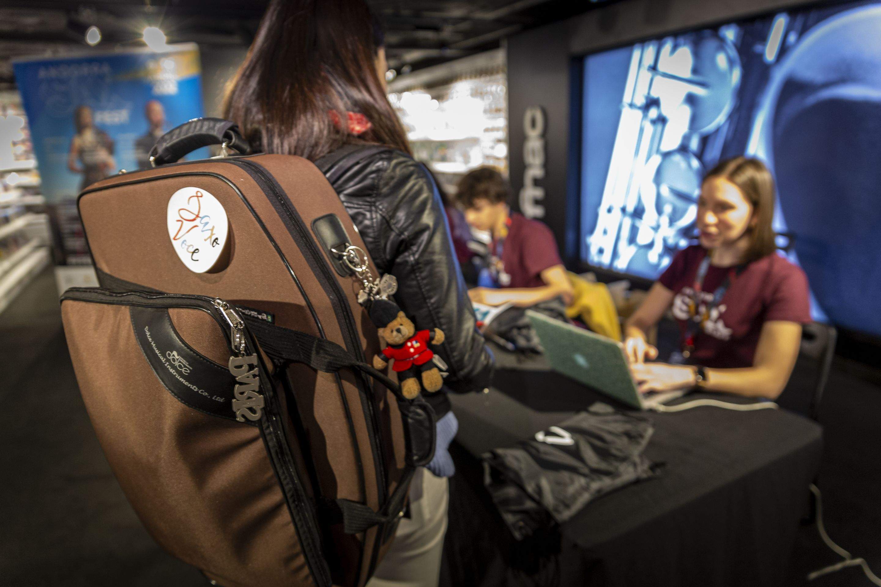 Els participants formalitzant les inscripcions.