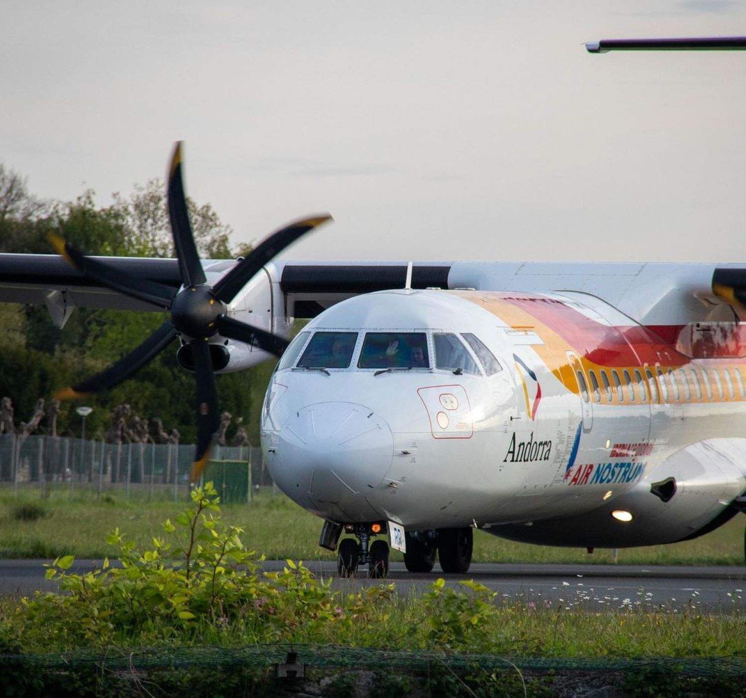 L'avió d'Air Nostrum, a l'aeroport d'Hondarribia.