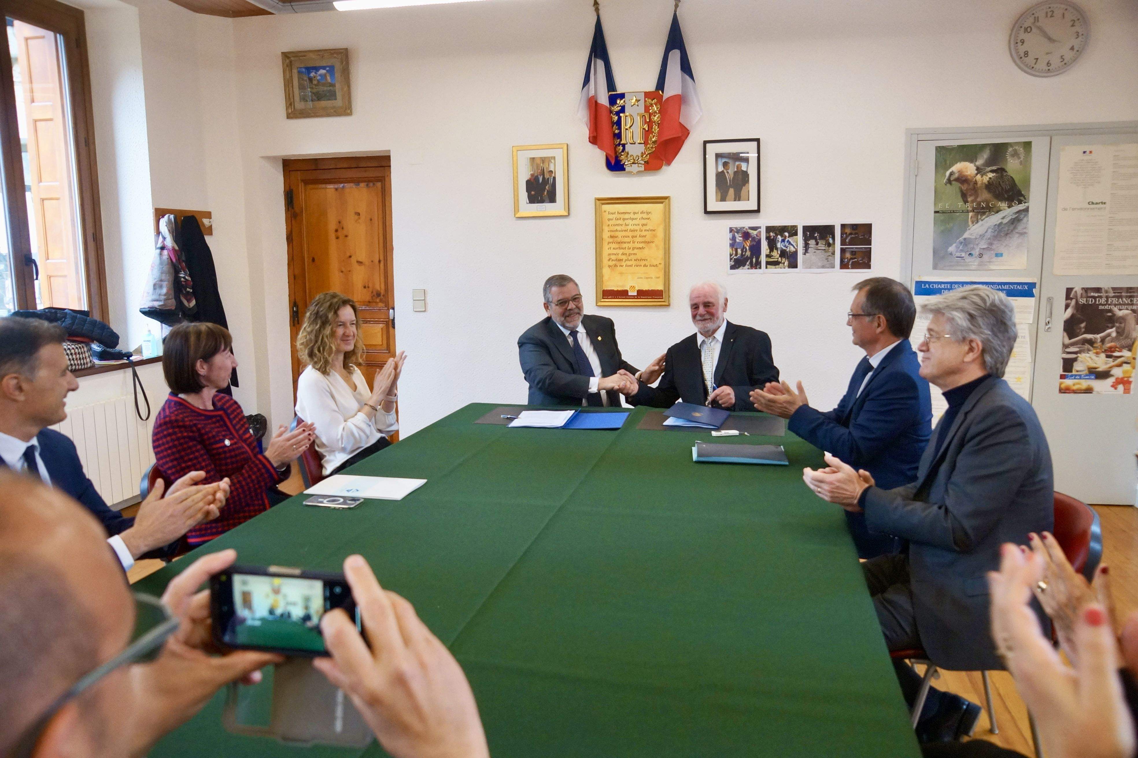 Un instant de l'acte de signatura del conveni.