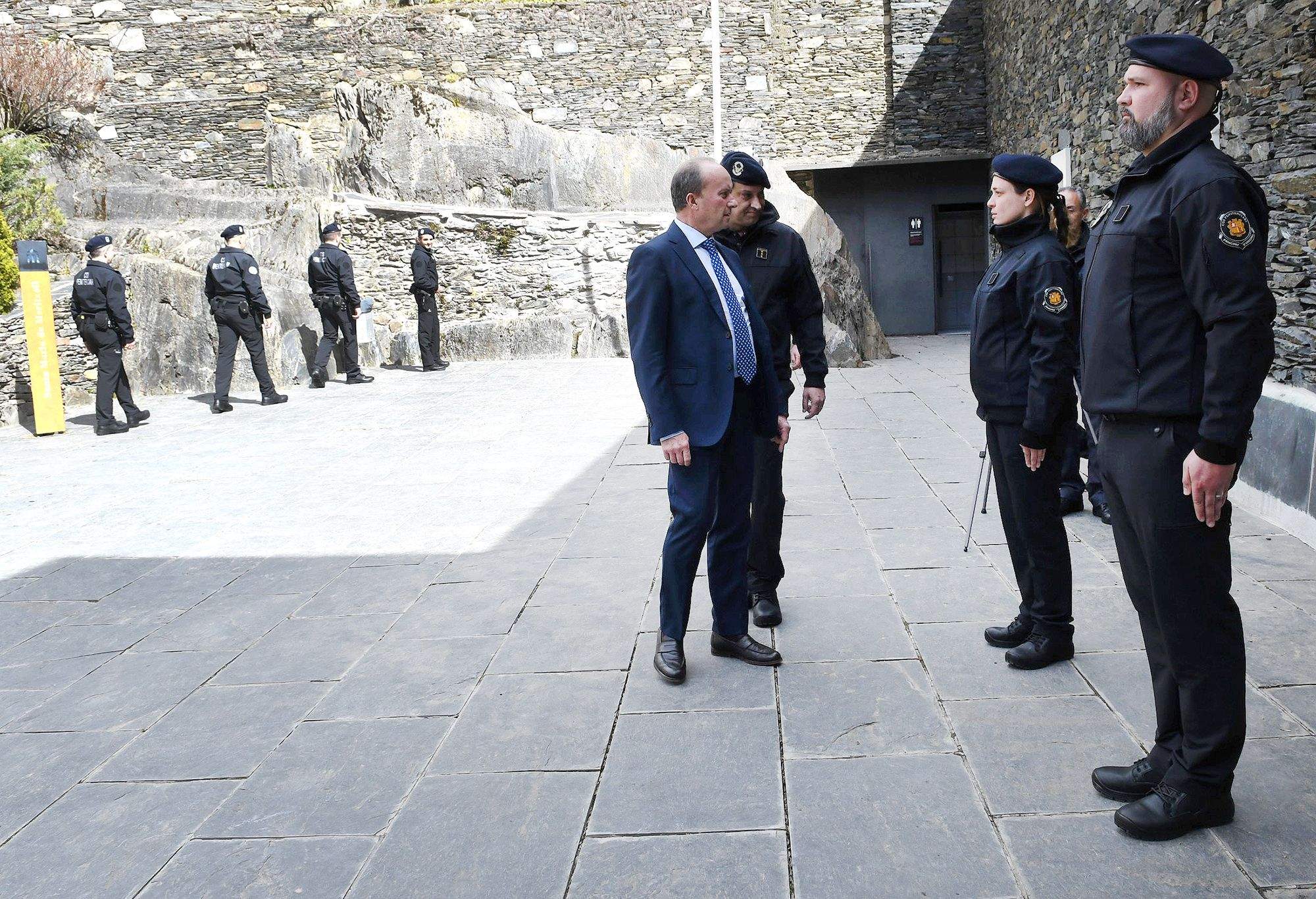 Josep Maria Rossell amb Miquel Àngel Garcia dirigint-se als agents en formació.