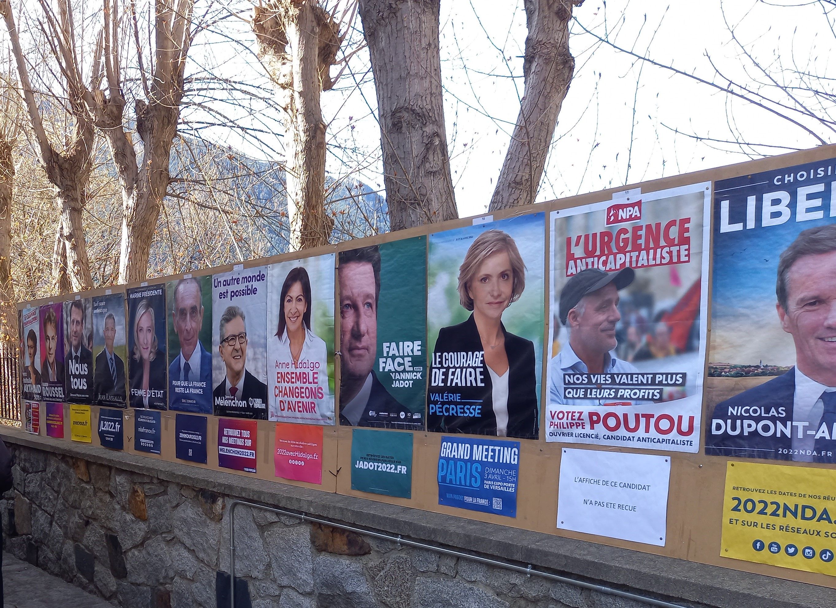 Cartells electorals a l'ambaixada francesa