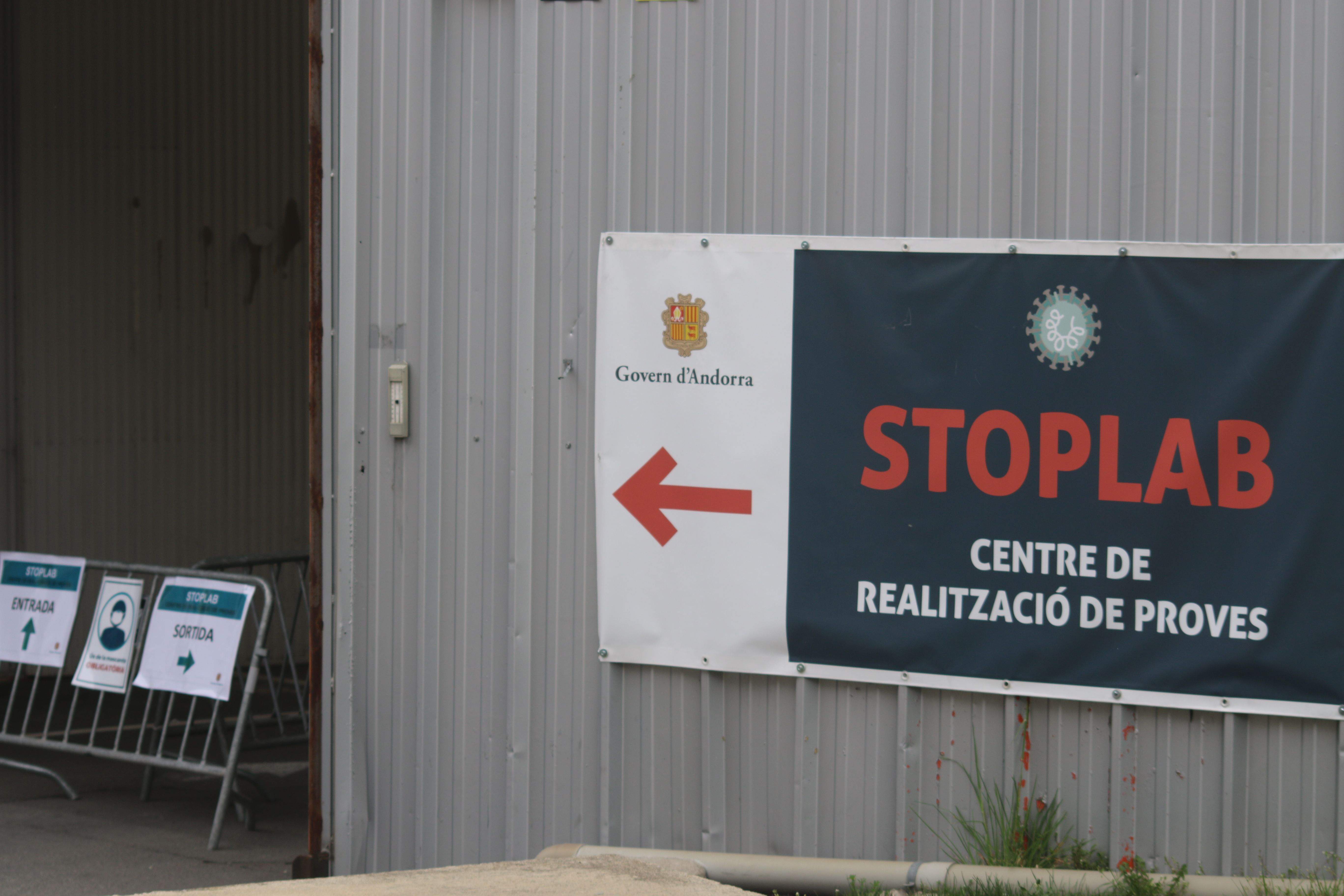 Entrada al StopLab de la plaça dels Braus.