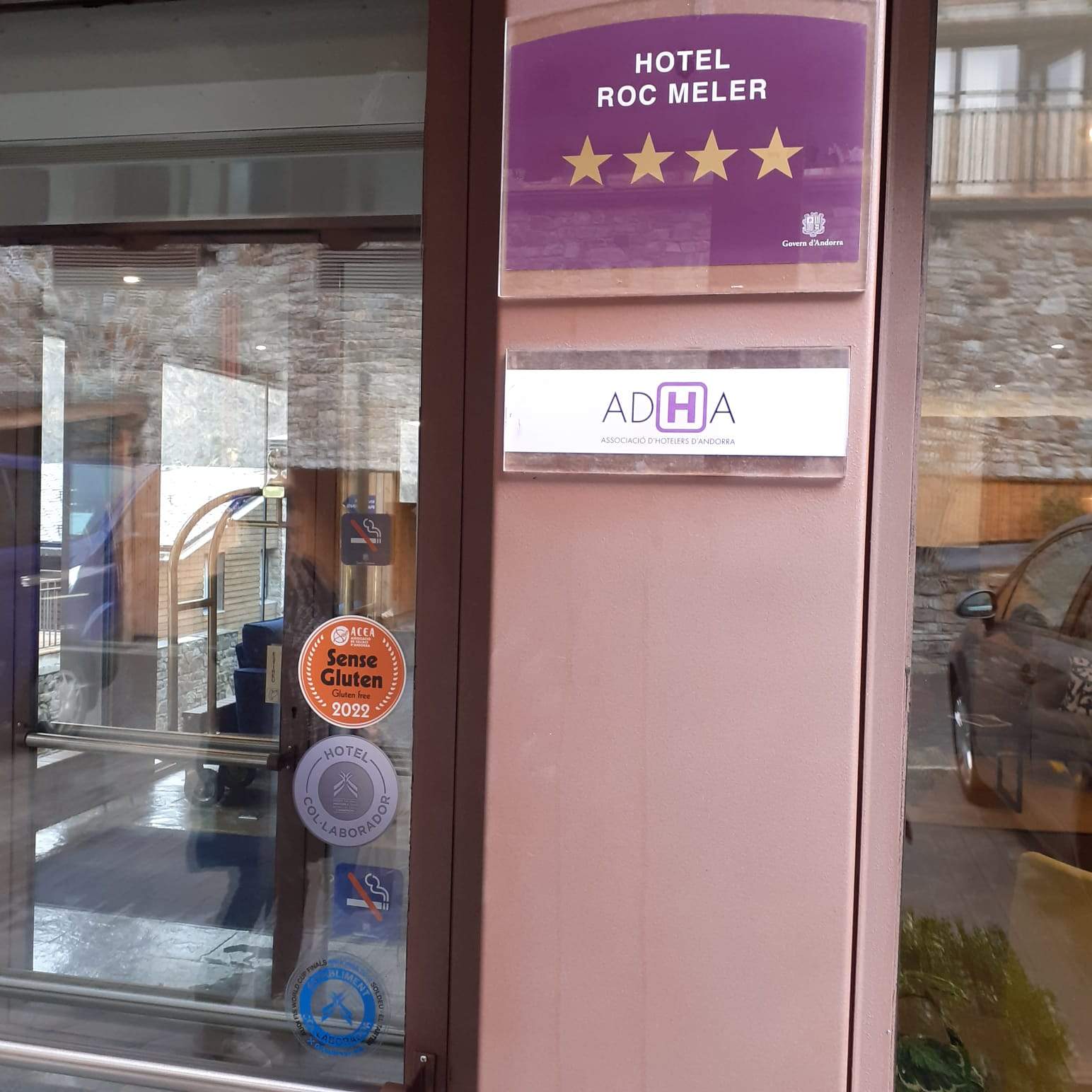 El segell sense gluten ja llueix a la porta de l'establiment hoteler.