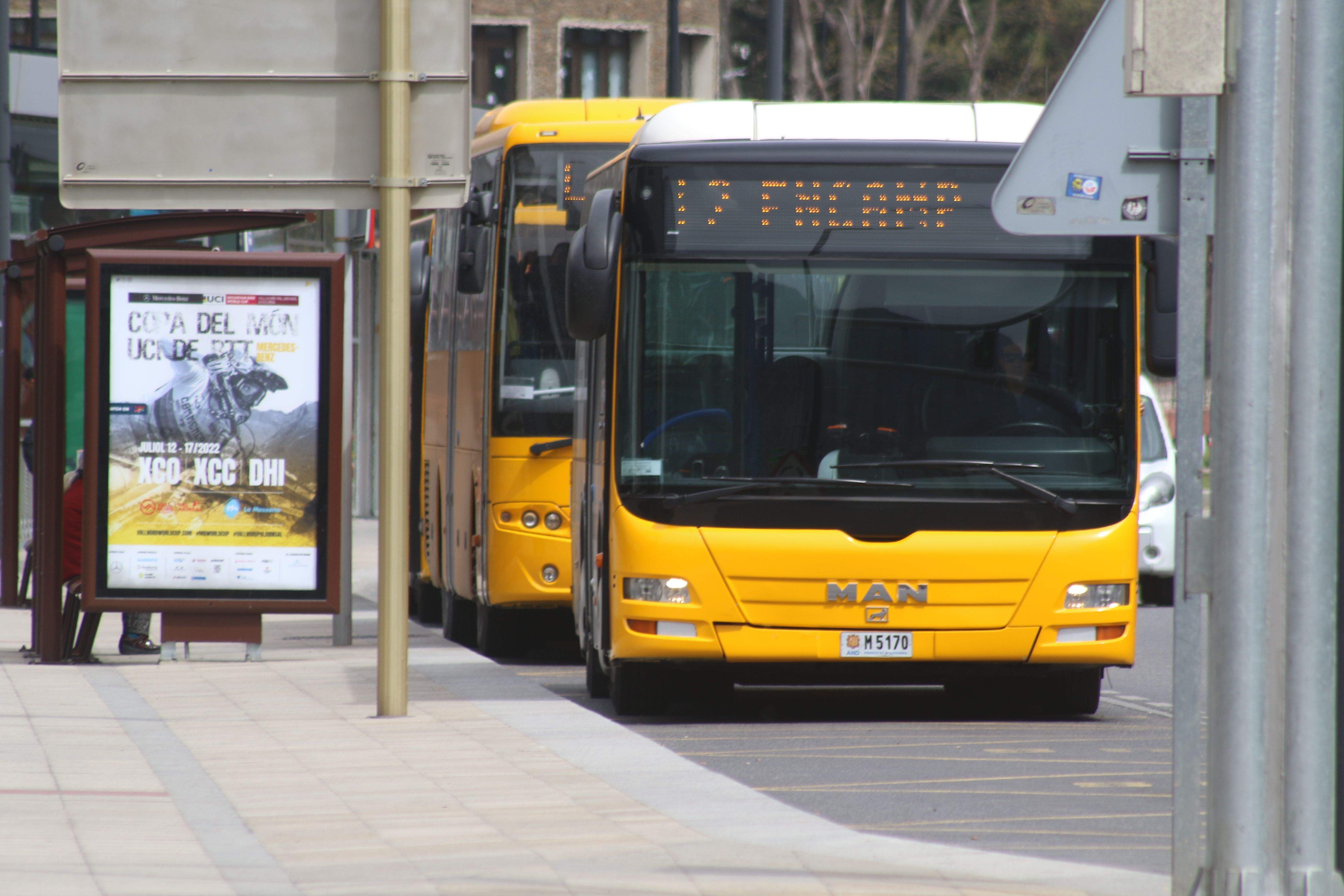 Dos busos davant l'estació nacional.
