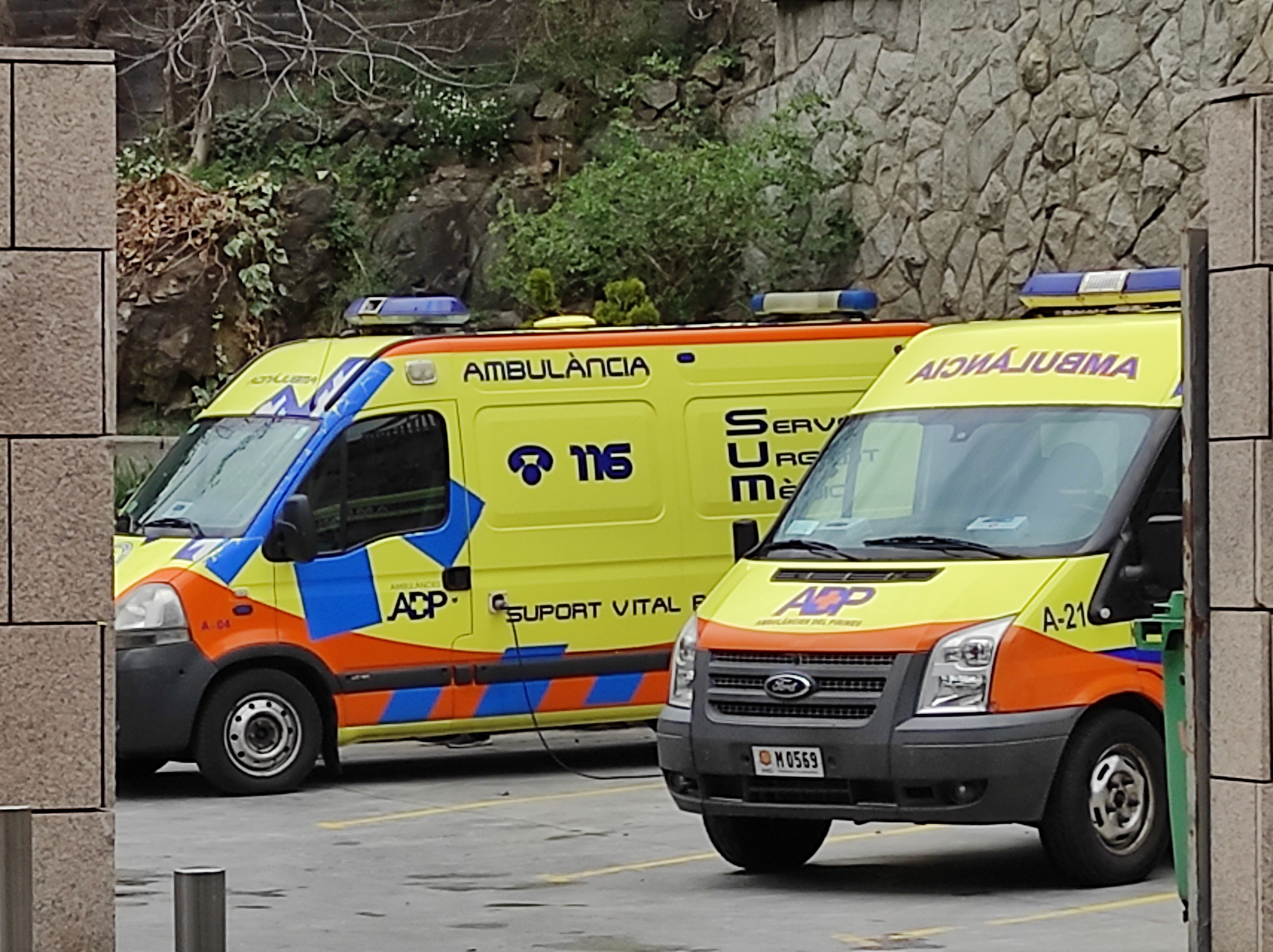 Ambulàncies d'ADP en les immediacions del recinte hospitalari. Ambulàncies d'ADP en les immediacions del recinte hospitalari.