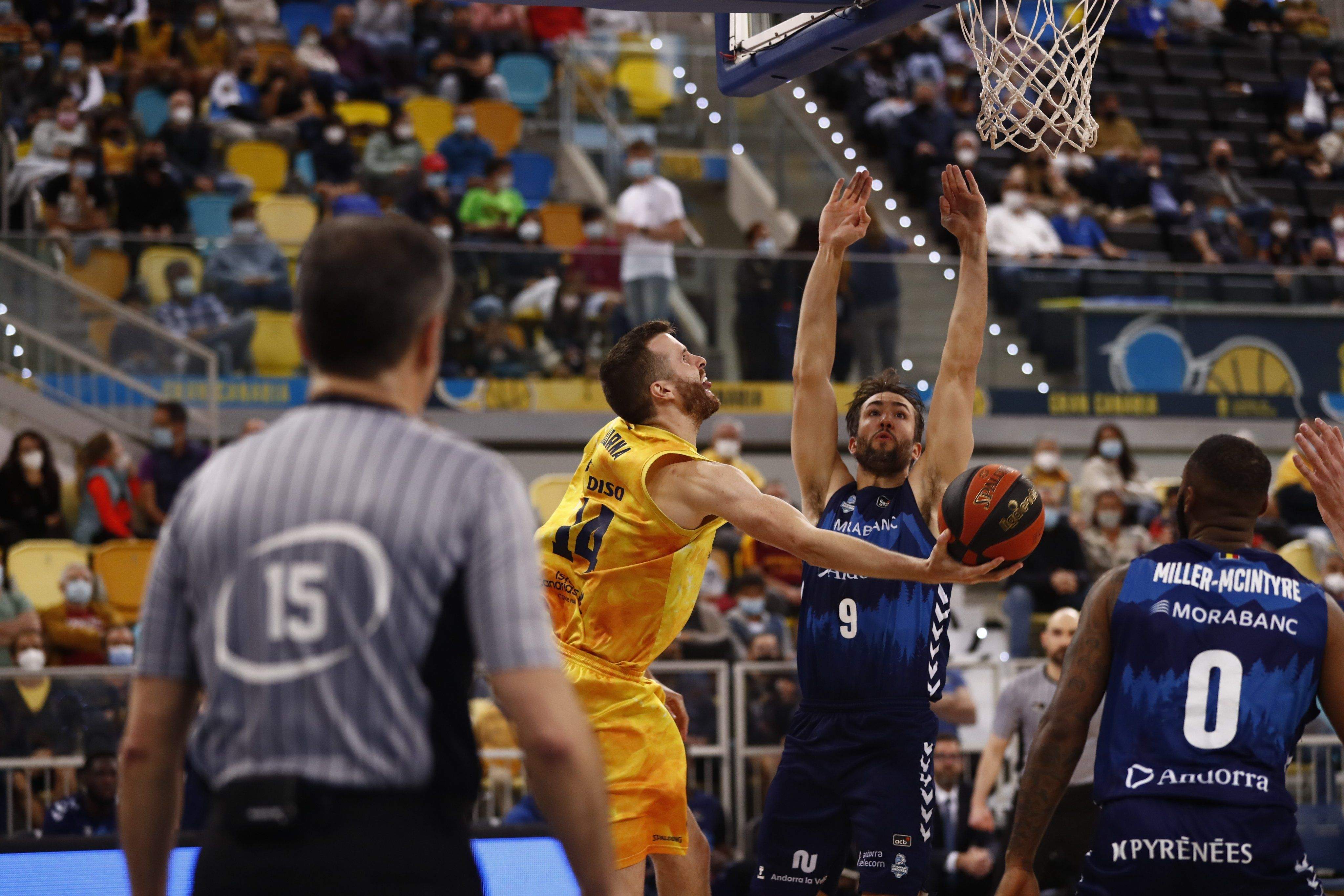 Shurna llença a cistella marcat per Llovet al partit d'aquest dimecres.