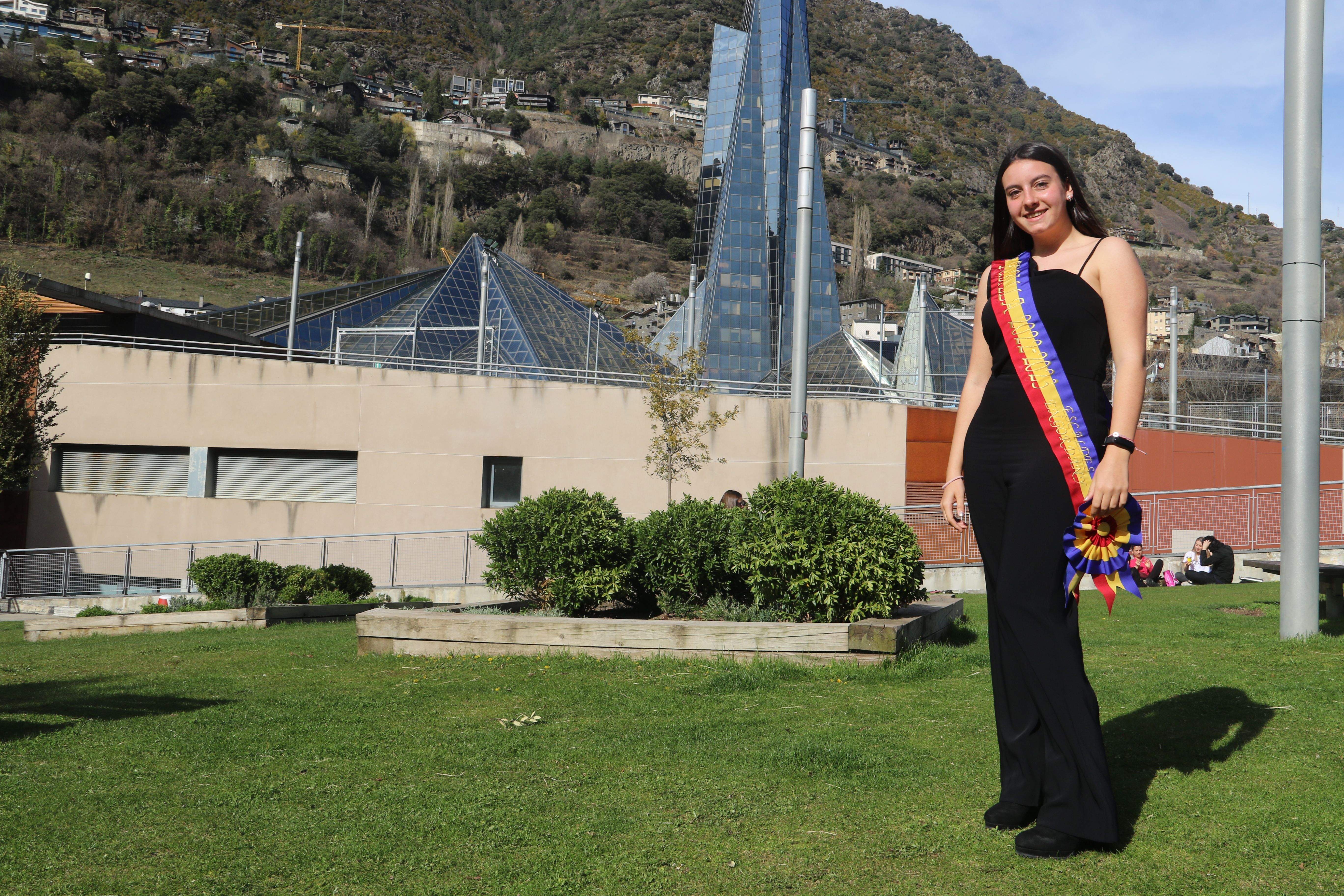 Laia Llobet al Prat del Roure després de l'entrevista. La portaveu del Sindicat, Rebeca Bonache.
