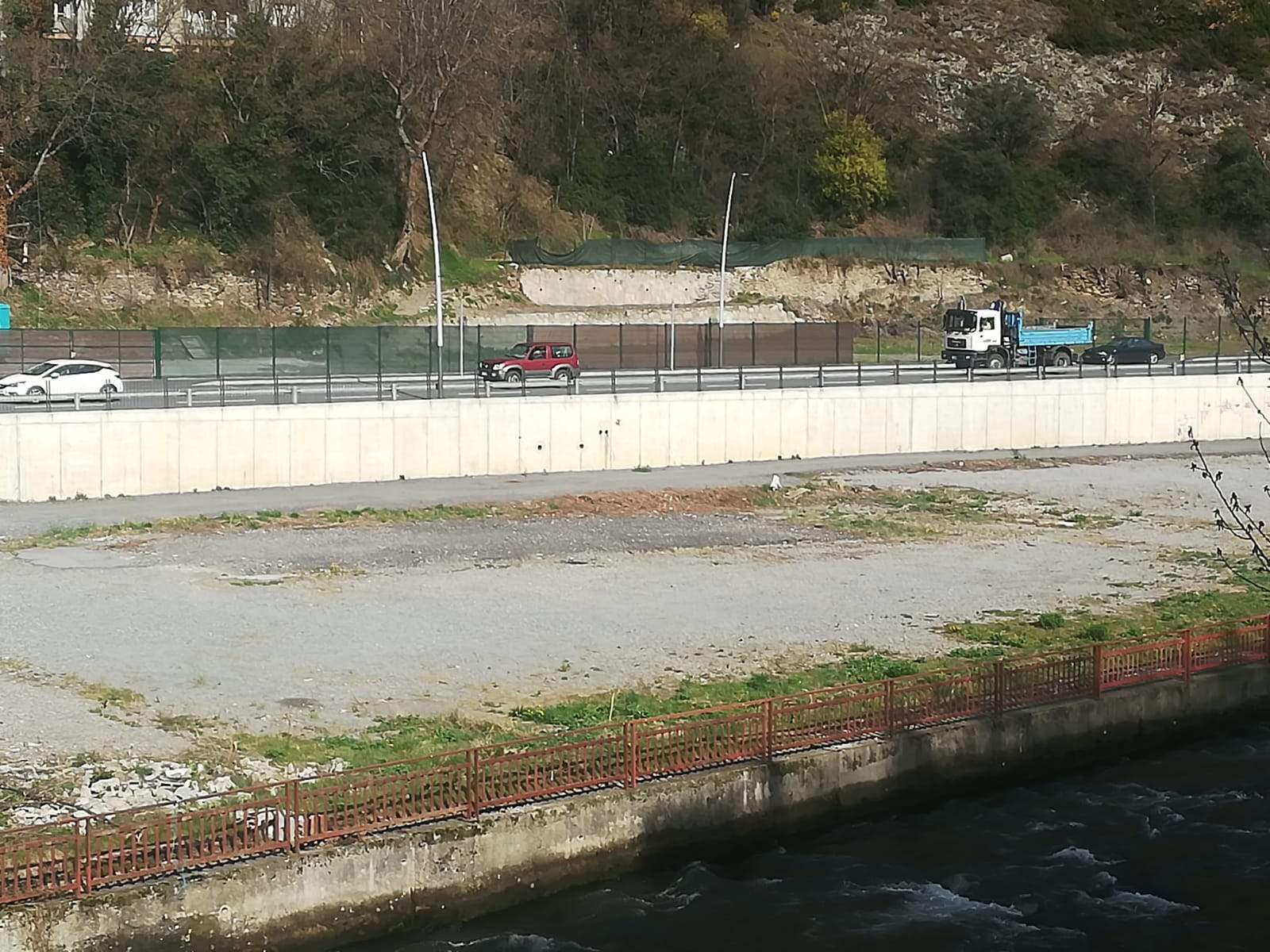 Al fons, després de la carretera, el terreny que correspon al projecte presentat.