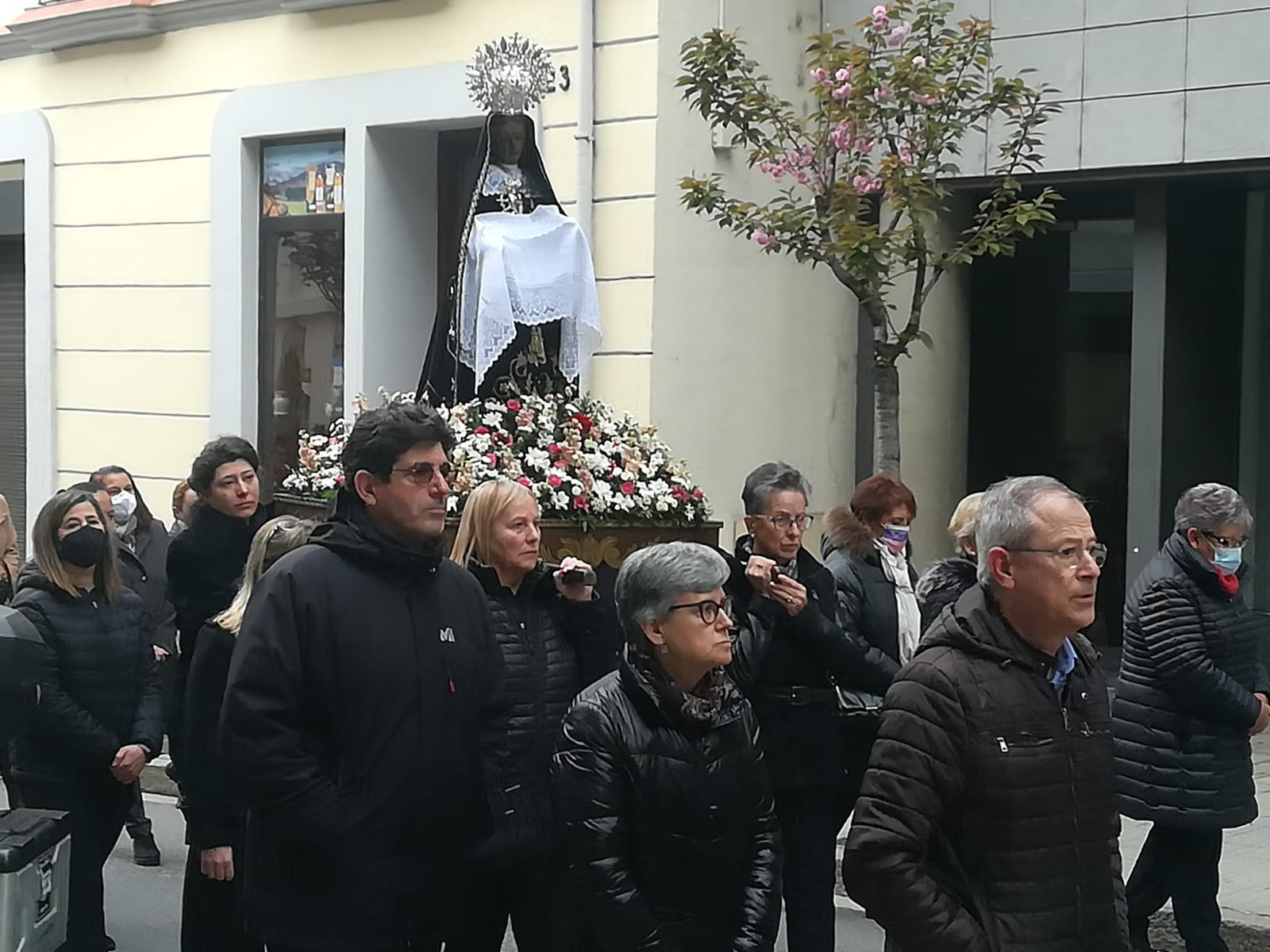 El Via Crucis en el seu recorregut entre la primera i segona estació.