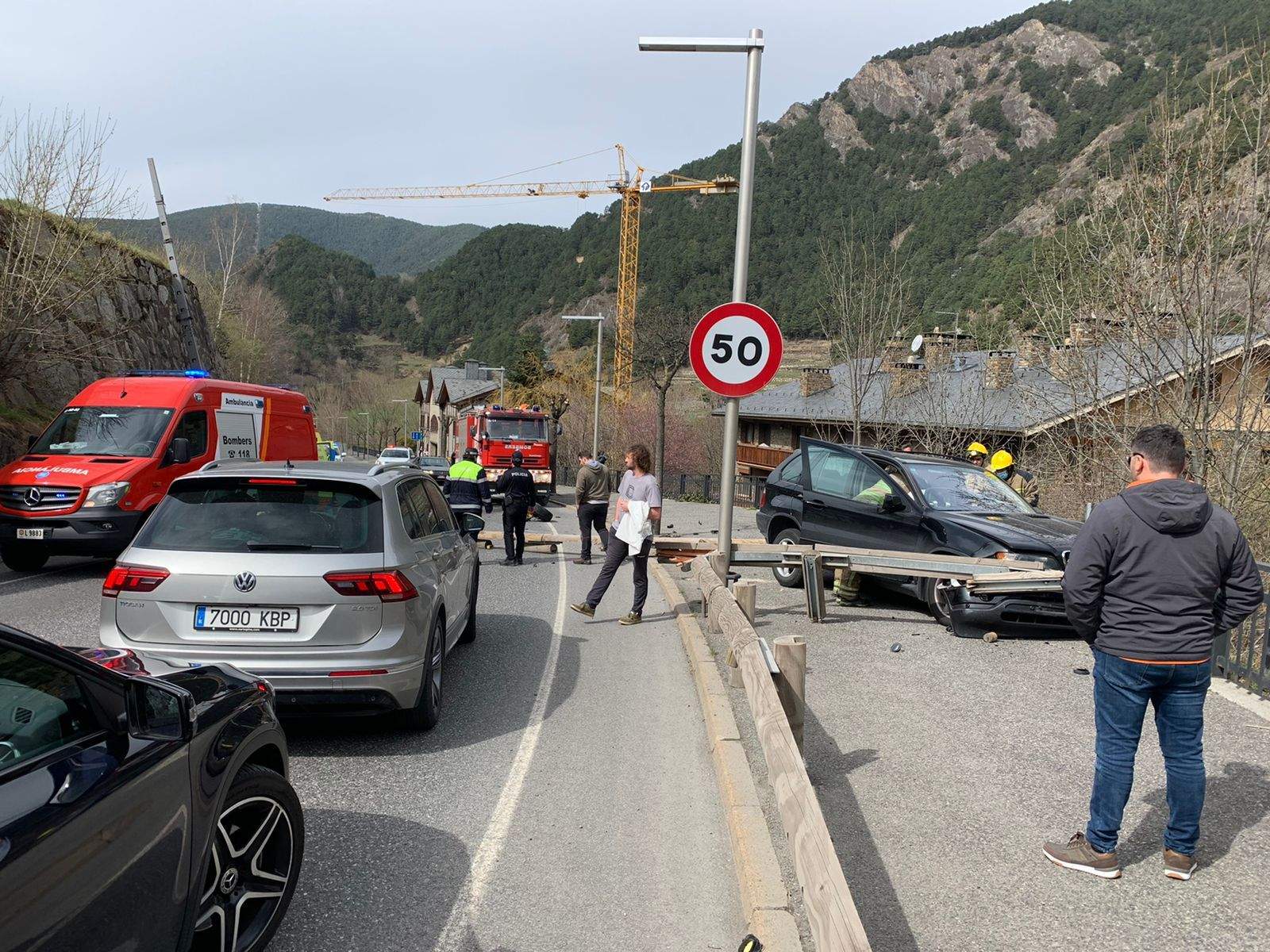 Accident a la rotonda del Centre Esportiu d'Ordino.