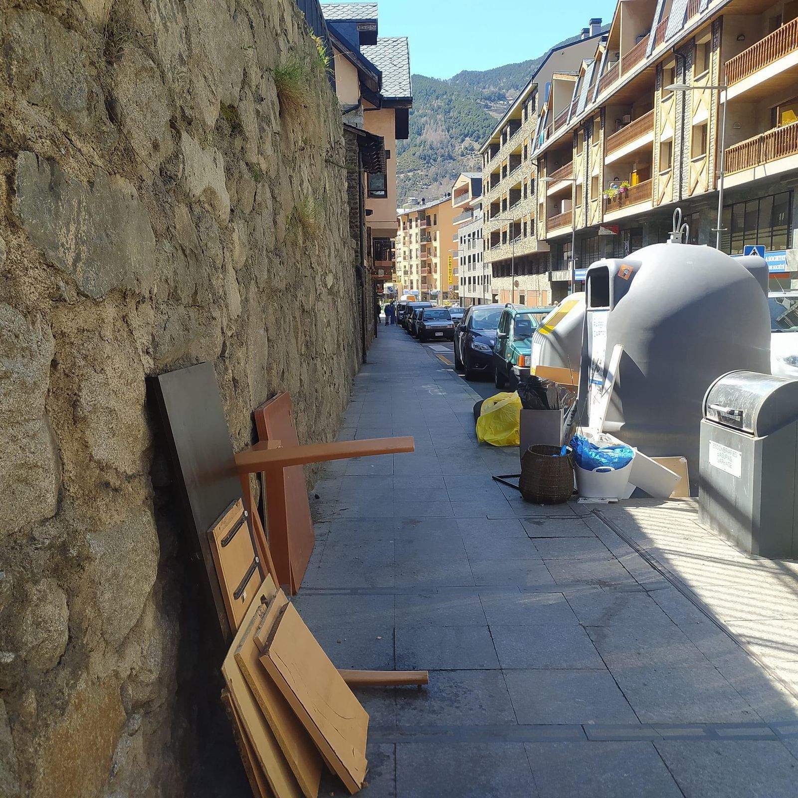 Les deixalles a la vorera de l'avinguda Joan Martí d'Encamp.