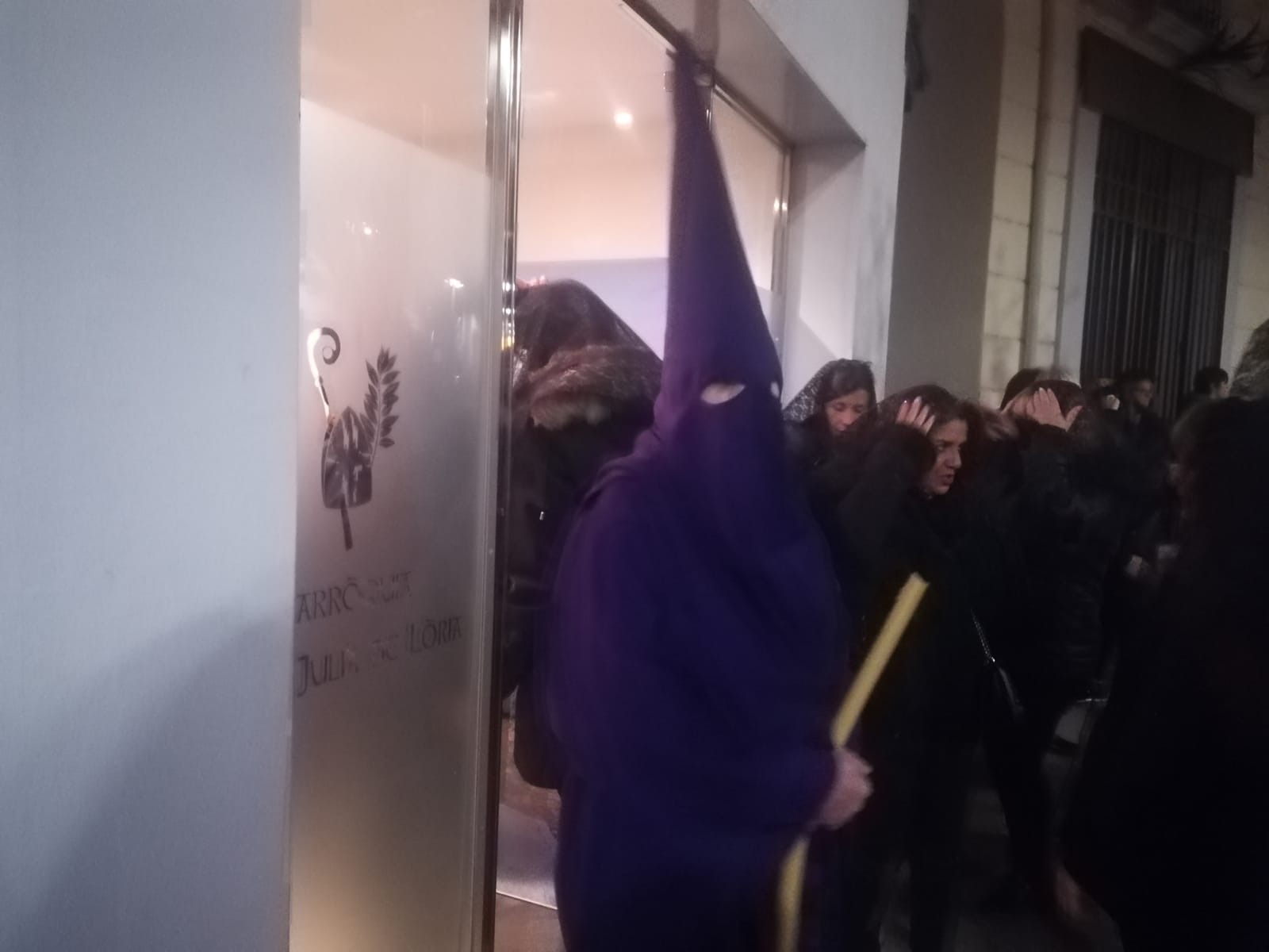 La processó del SIlenci a Sant Julià abans del seu inici. La processó del SIlenci a Sant Julià abans del seu inici.