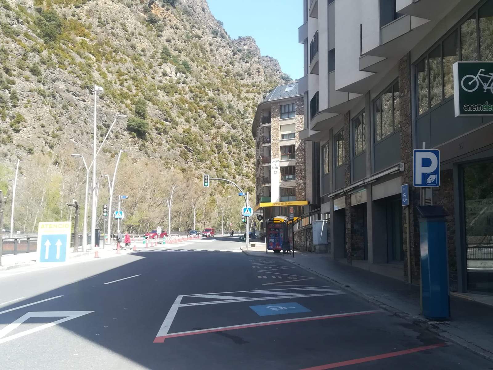 El doble carril al centre de Sant Julià aquest dissabte a les dotze del migdia.
