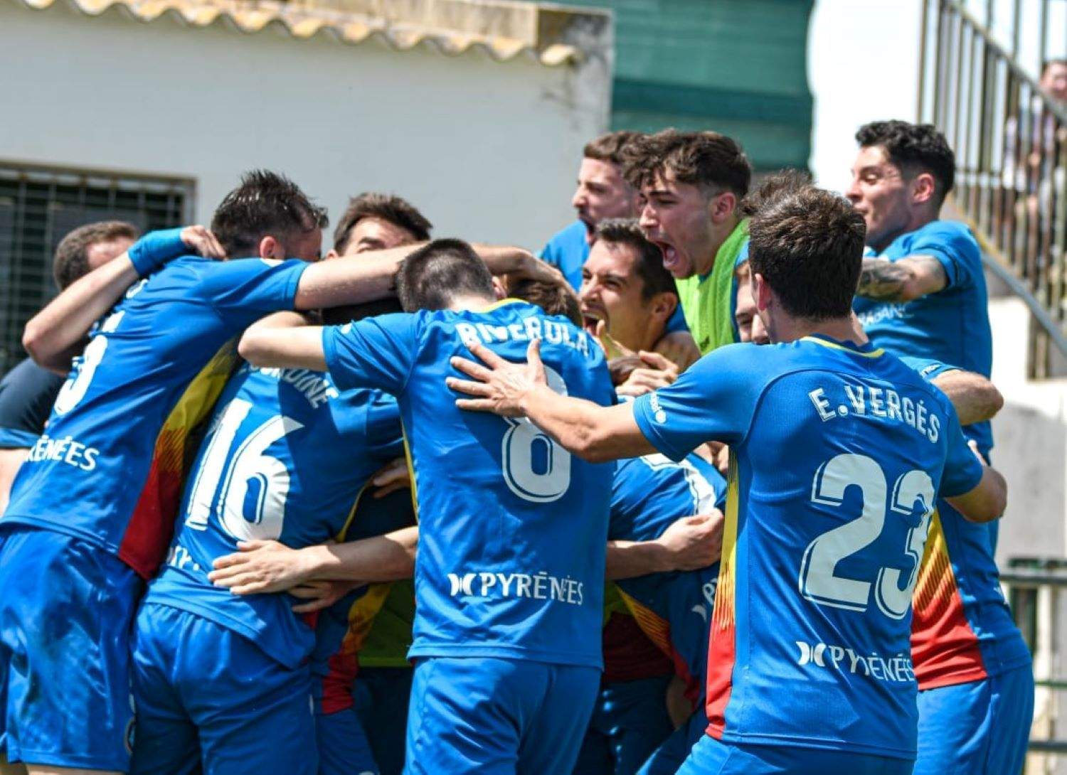 Els jugadors tricolors celebren eufòrics el gol que els ha donat els tres punts.