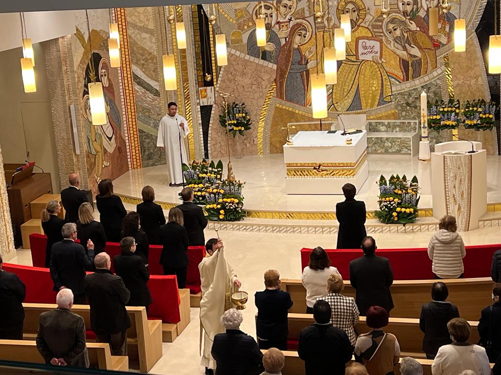 Mossèn Pepe Chisvert beneeix els fidels aquest diumenge a la missa de Sant Julià de Lòria.