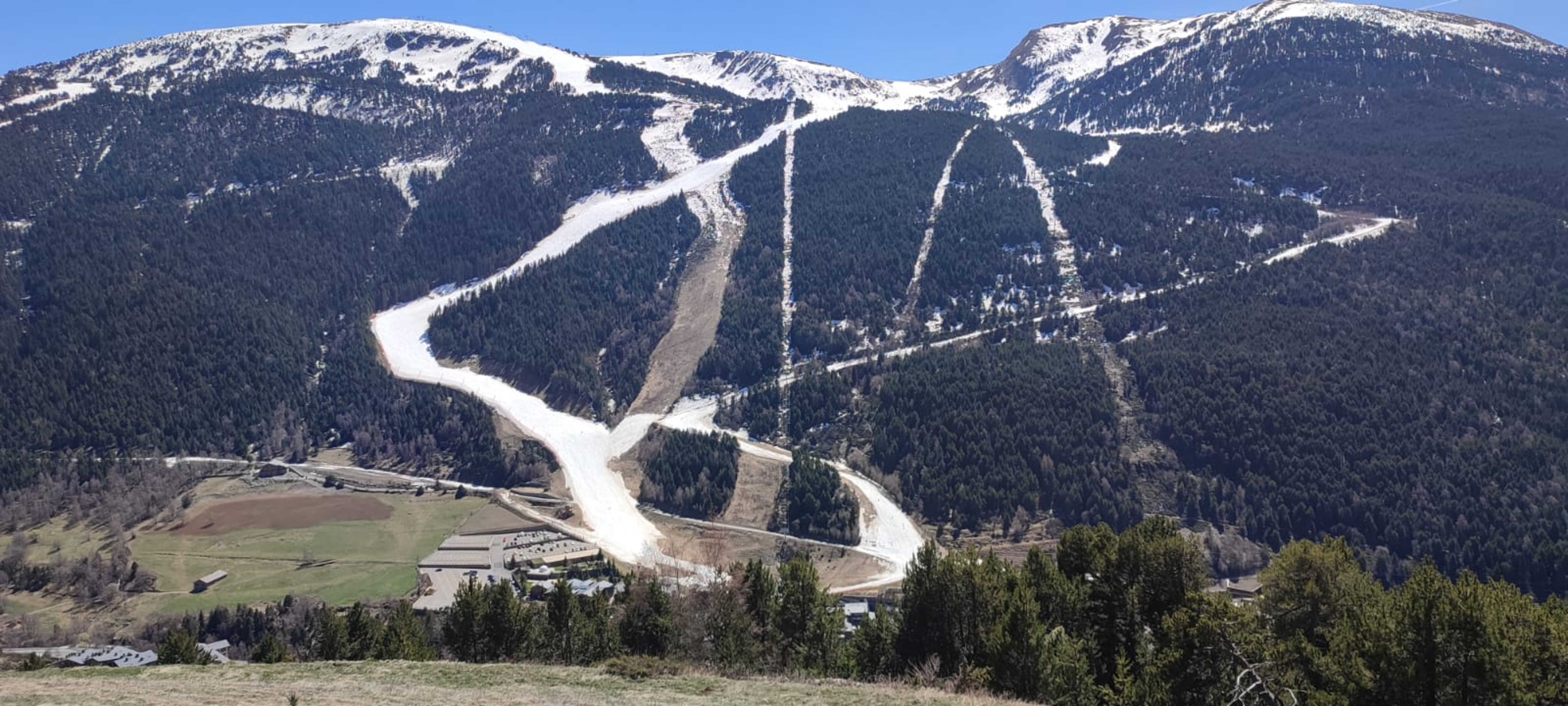 S'arriba al final de temporada amb una qualitat de neu justeta però suficient per fer unes baixades agradables.