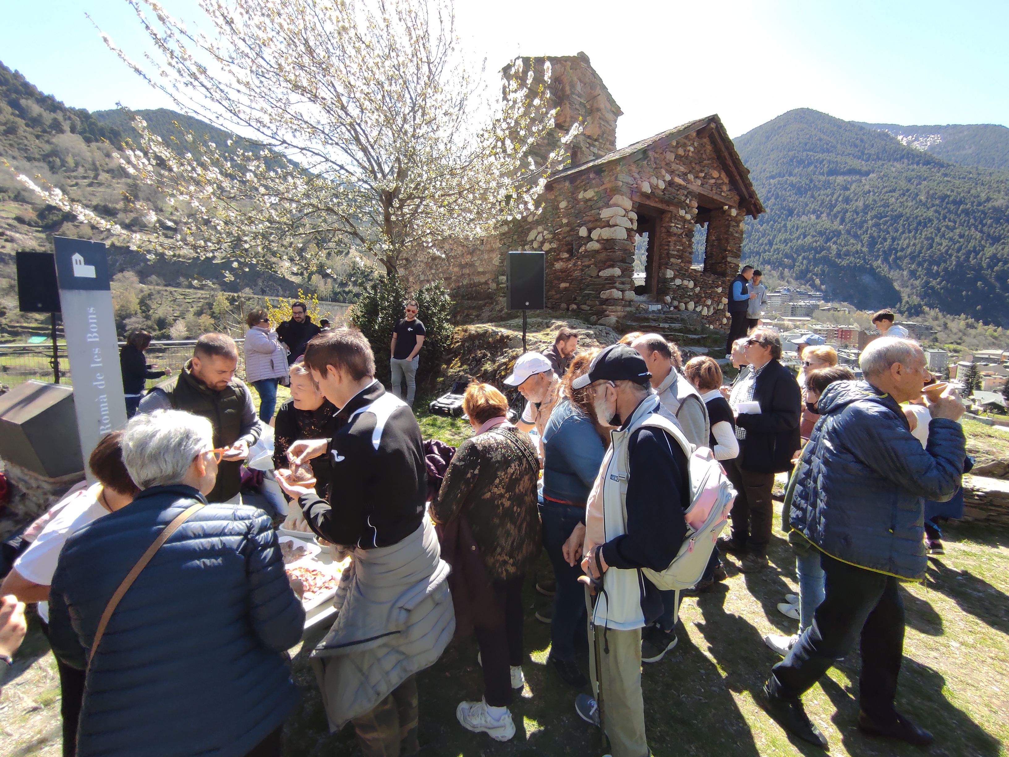 Fent l'aperitiu al peu de Sant Romà de les Bons.