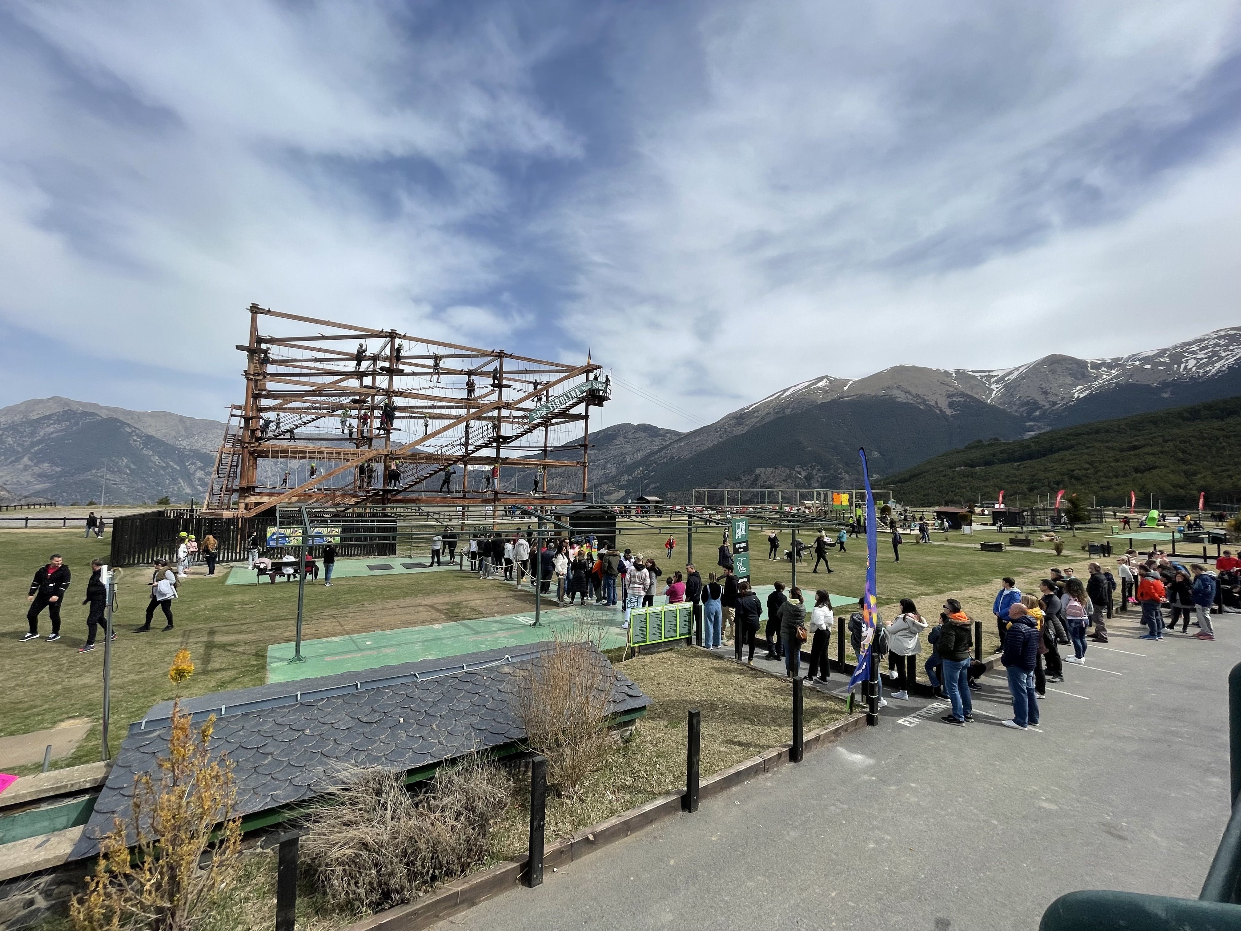 Cua per pujar a l'Airtrek.