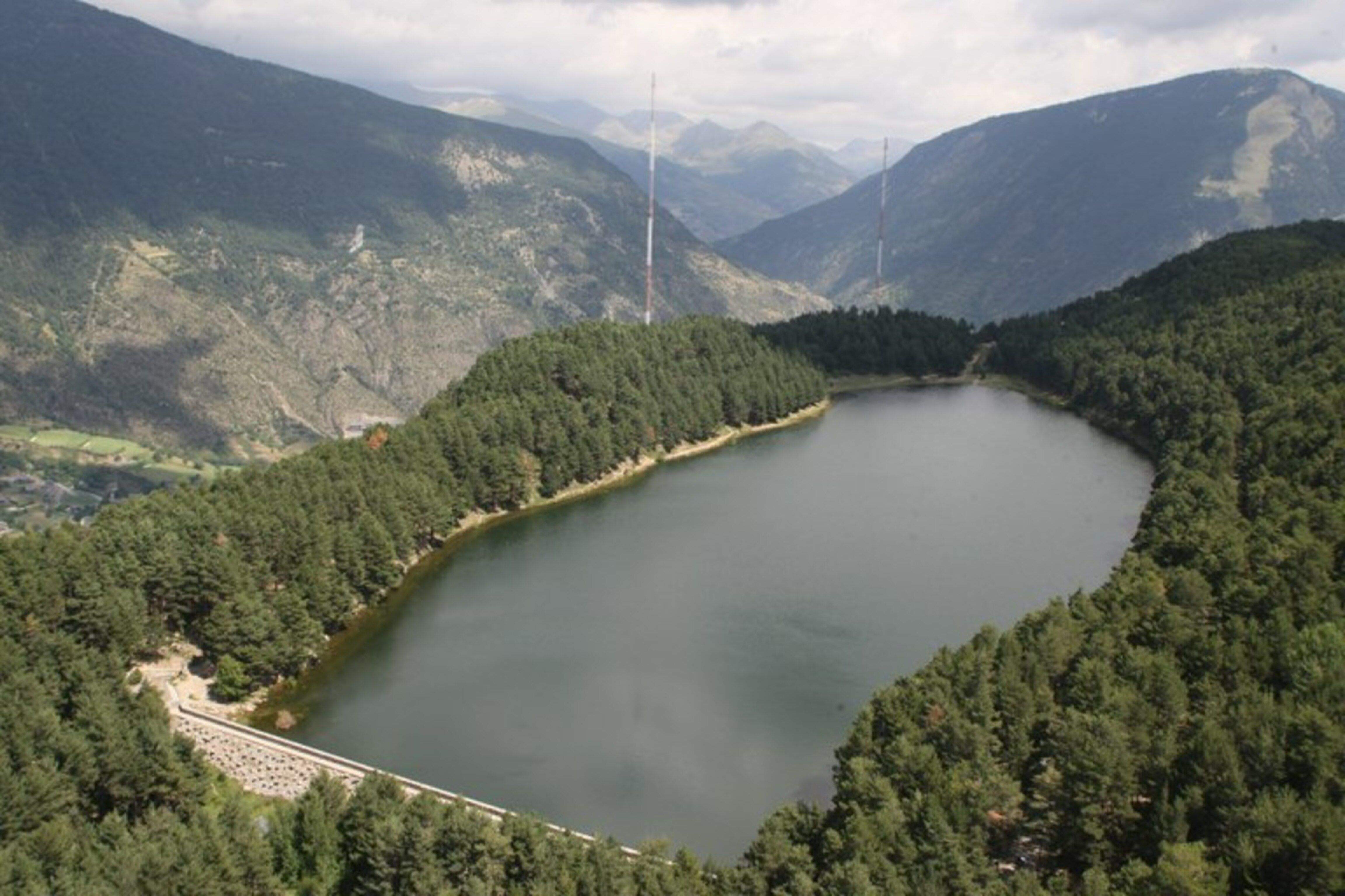 Una vista general del llac d'Engolasters. Una vista general del llac d'Engolasters.