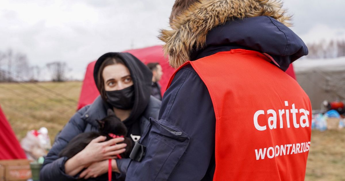 Un voluntari de Càritas amb una refugiada d'Ucraïna.