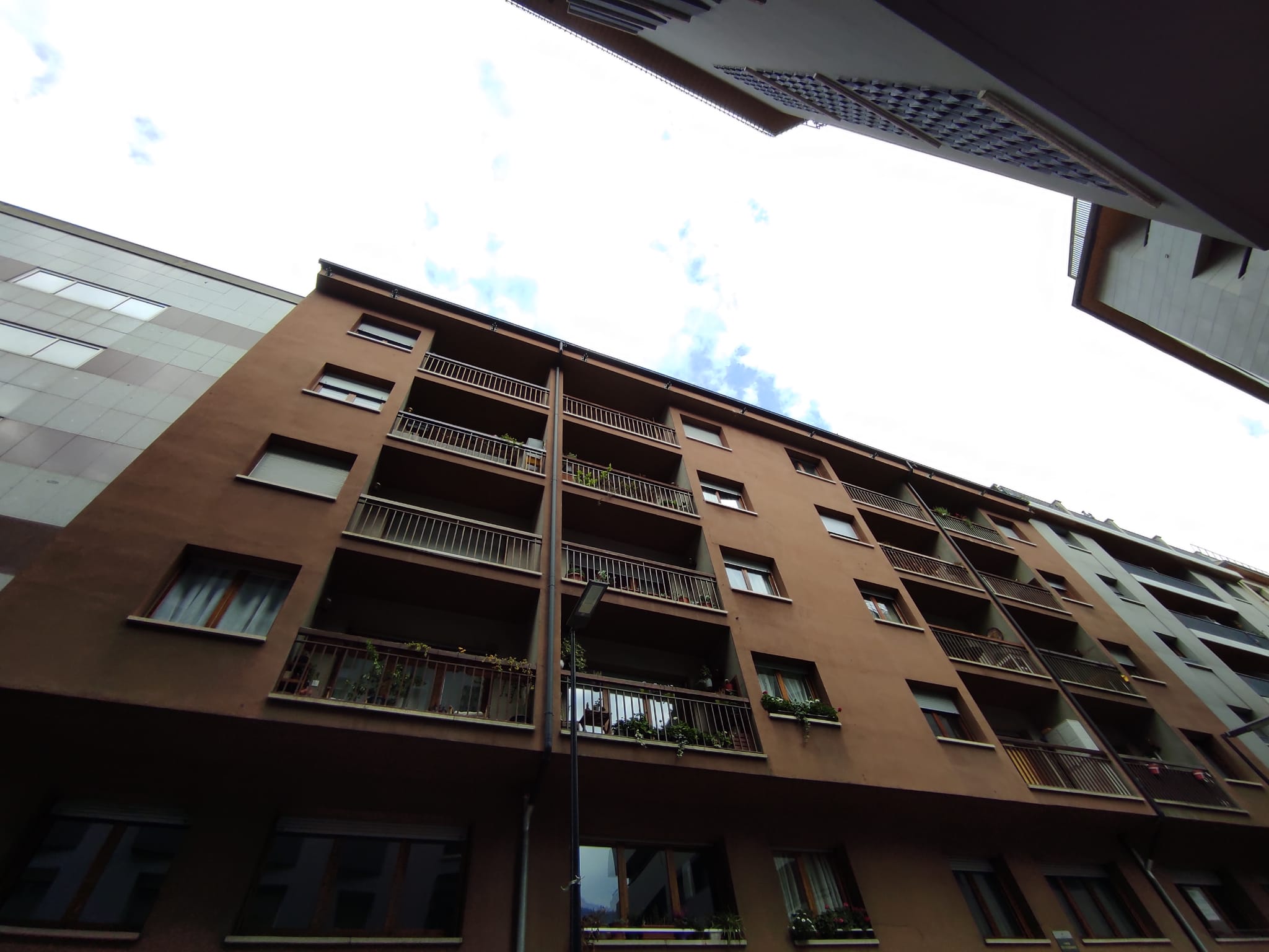 Una imatge de l'edifici afectat al carrer Alzinaret d'Andorra la Vella.