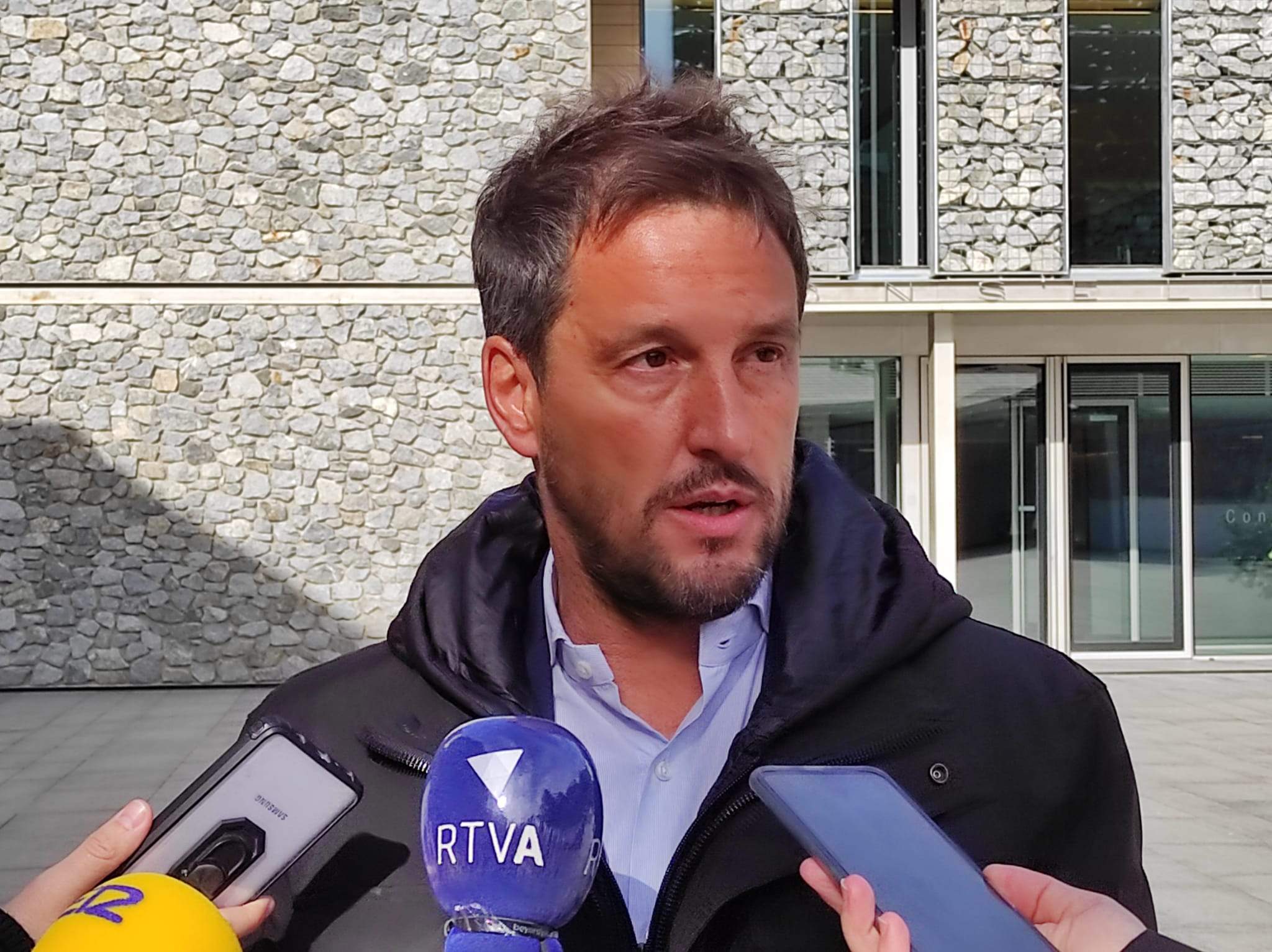 Pere López en una compareixença a la plaça del Consell General.