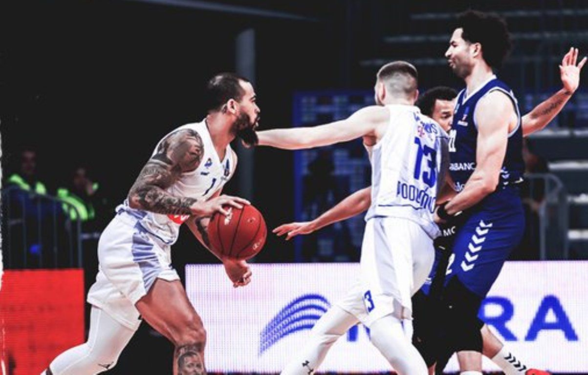 Cobbs intenta penetrar mentre Tarolis s'escapa del marcatge de Crawford al partit d'aquest dimarts.