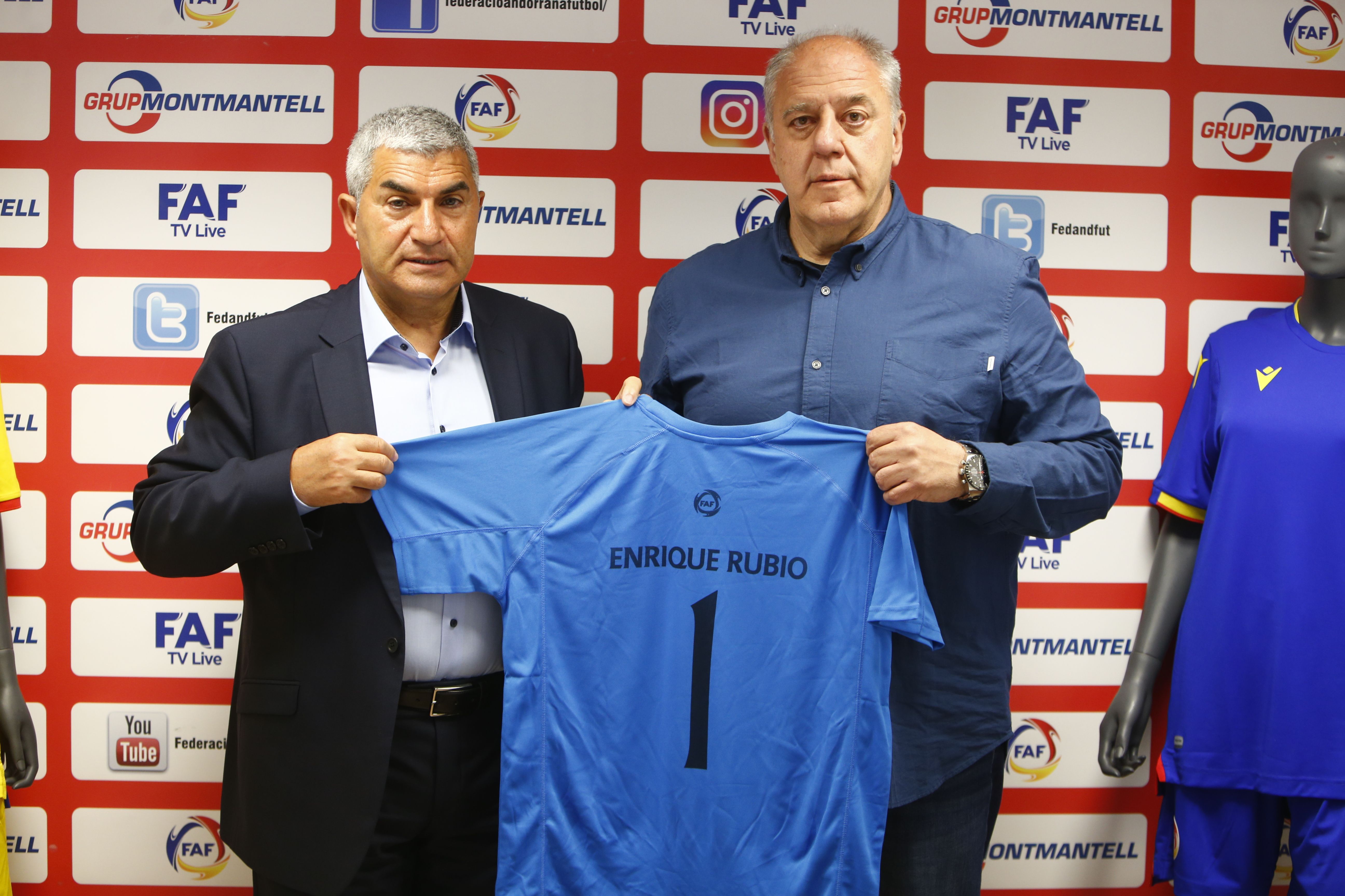 Fèlix Álvarez i Carles Riba mostrant el revers d'una de les samarretes.