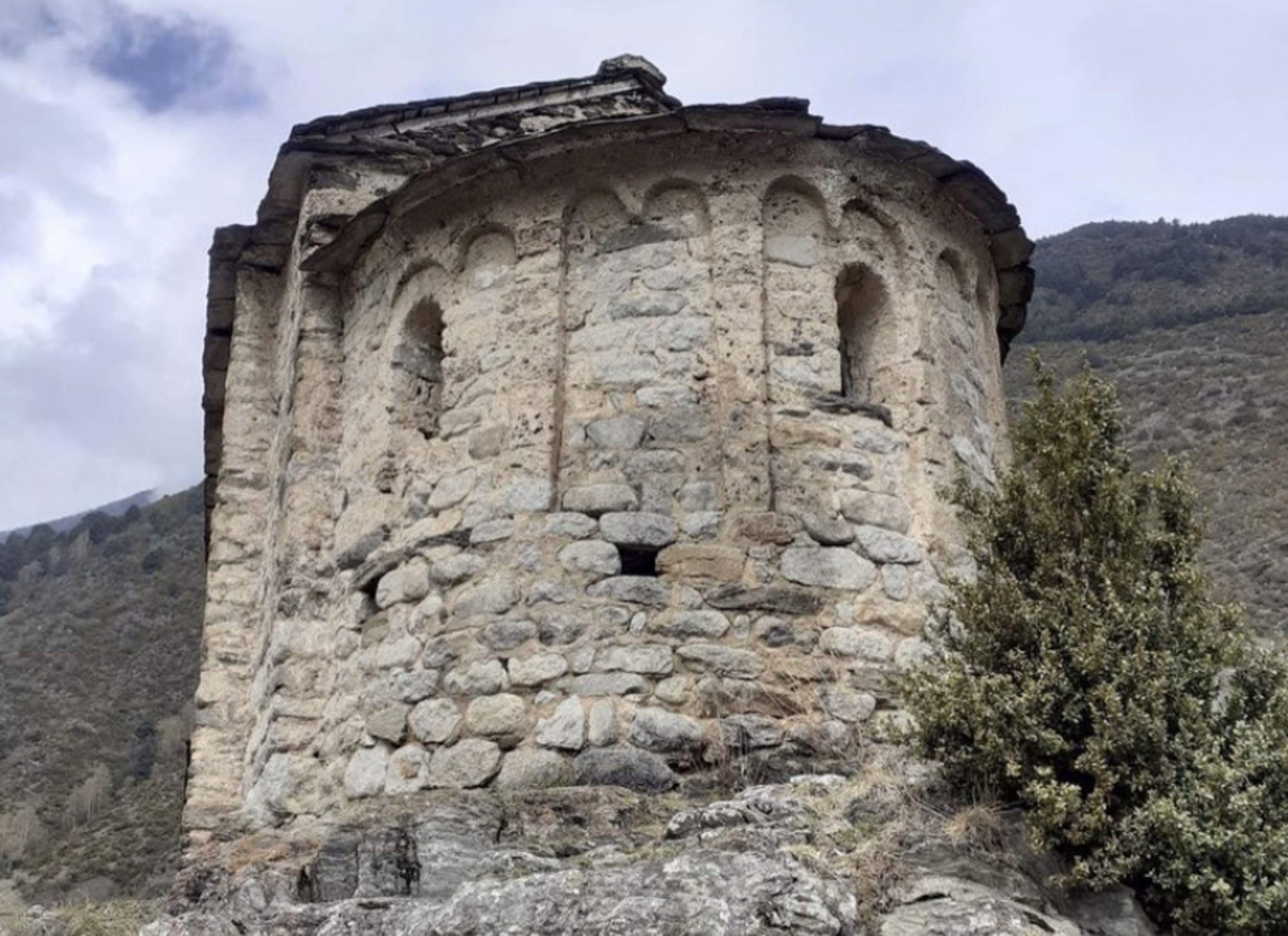 L'absis ja sense el grafit fet amb esprai de color negre. L'absis ja sense el grafit fet amb esprai de color negre.