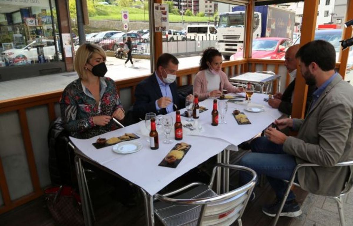 Josep Majoral, entre Diana Sánchez i Sònia Carrillo, amb Cerni Cairat a la passada Ruta de la Tapa.