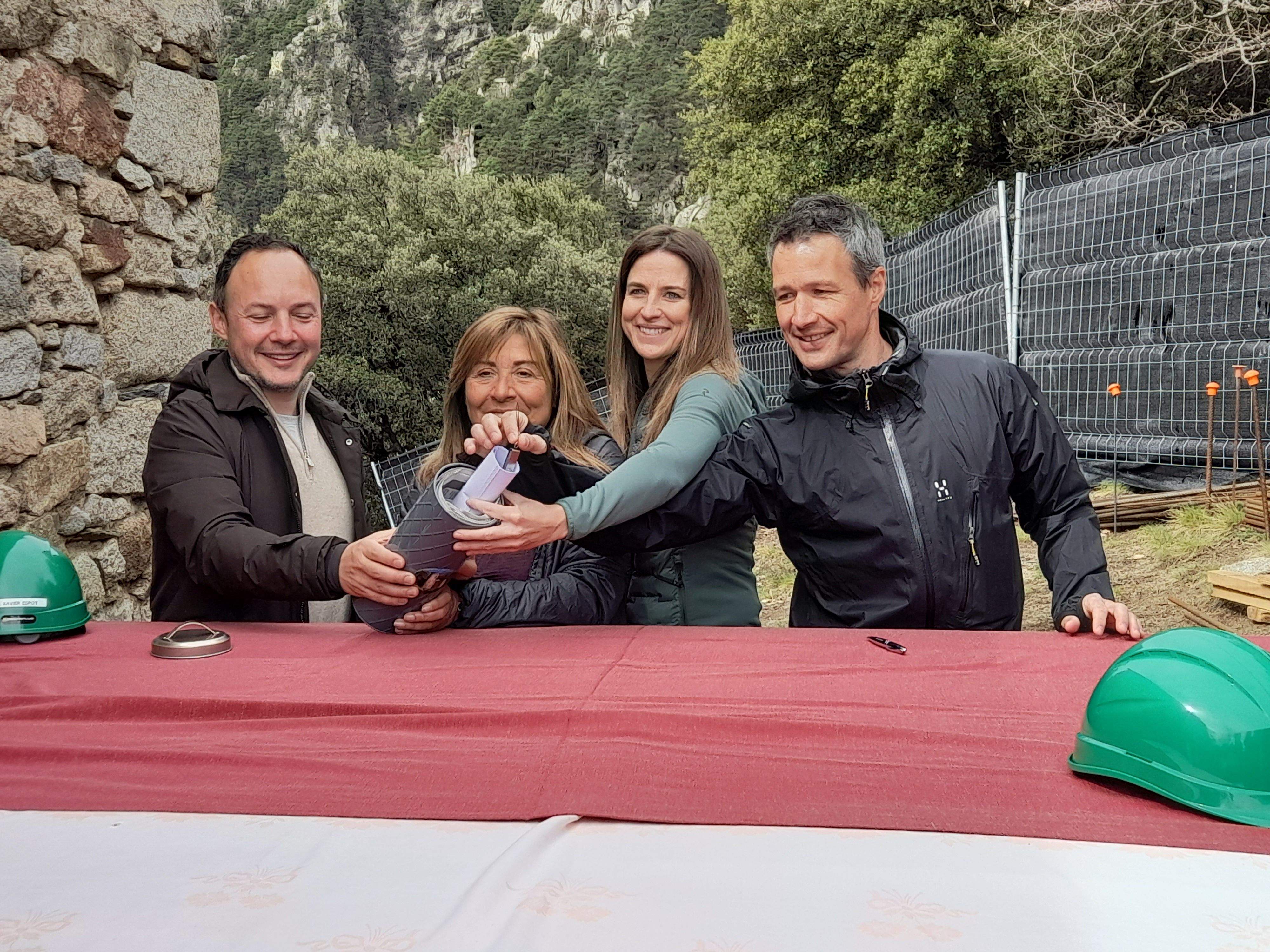 Espot, Marsol, Riva i Astrié preparant la càpsula del temps.