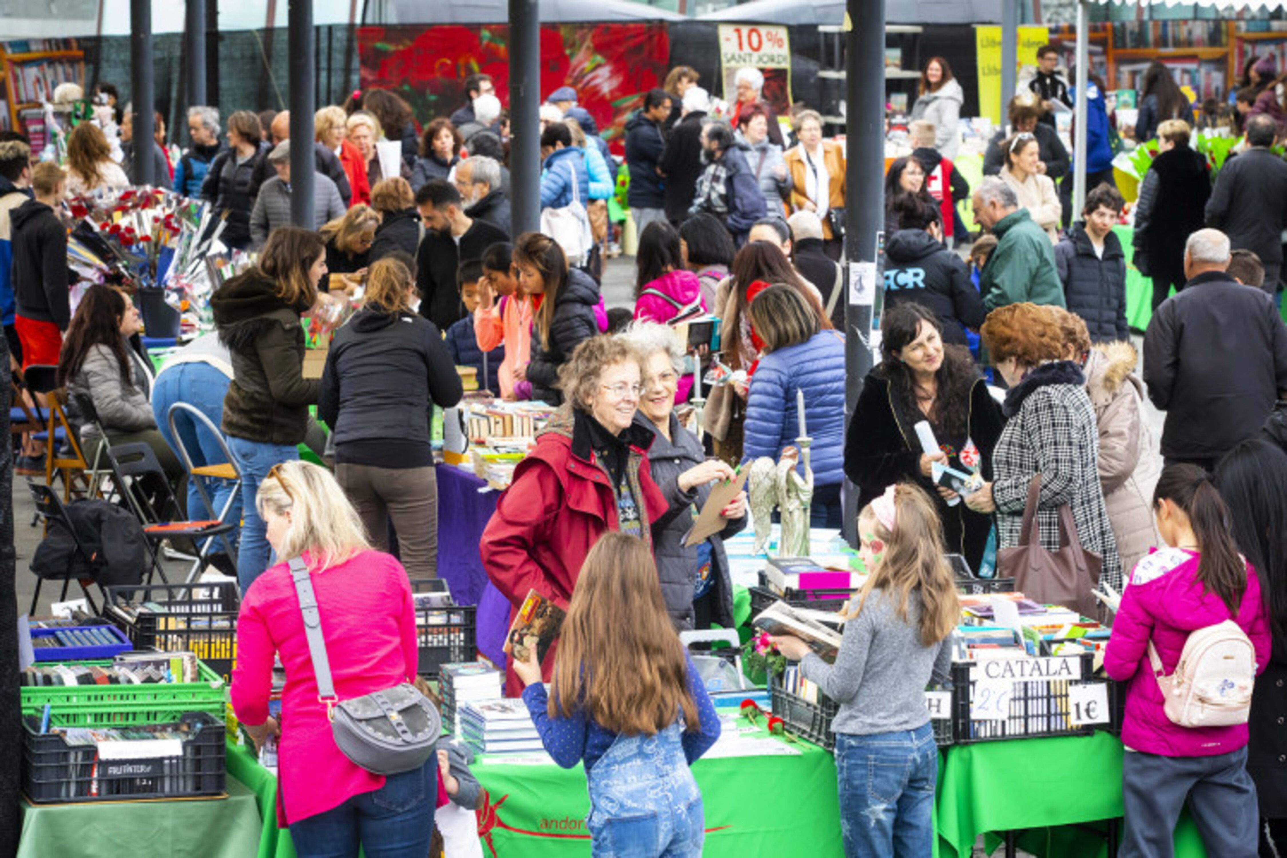 Celebració d'un Sant Jordi prepandèmic.