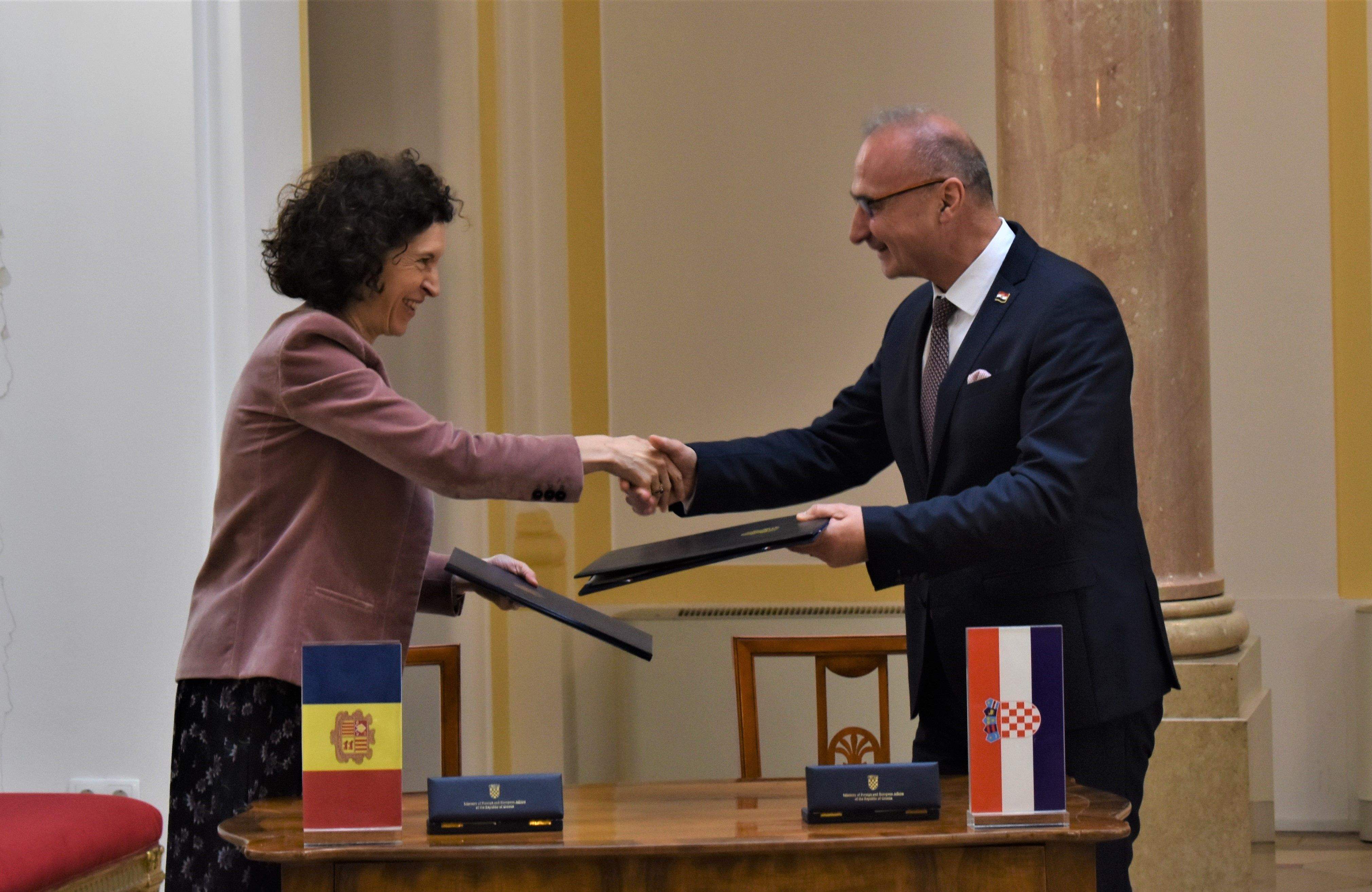 Maria Ubach i el ministre d’Afers Exteriors i Europeus croat, Gordan Grlić Radman, han signat el protocol d’entesa.