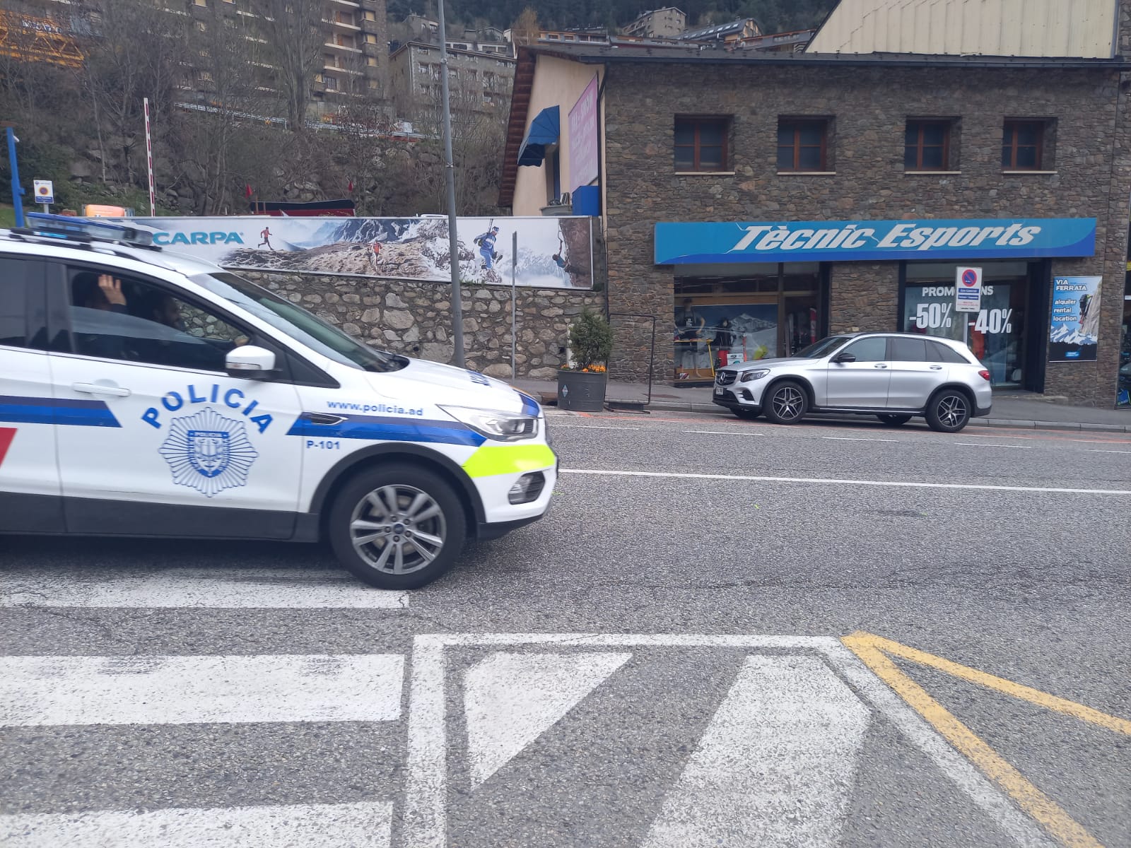 Un vehicle policial just en el punt on hi ha hagut l'accident.