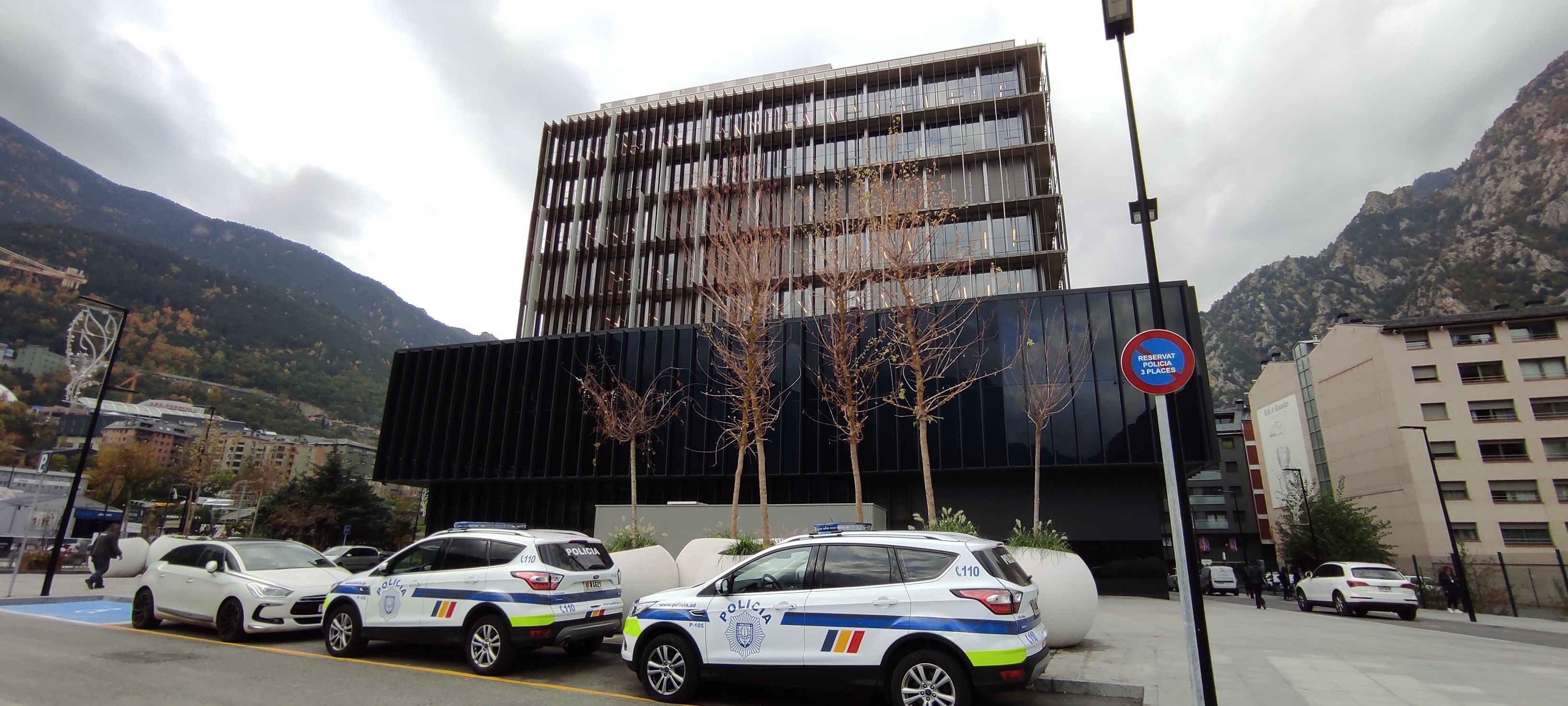 Cotxes policials en les immediacions de la Seu de la Justícia.