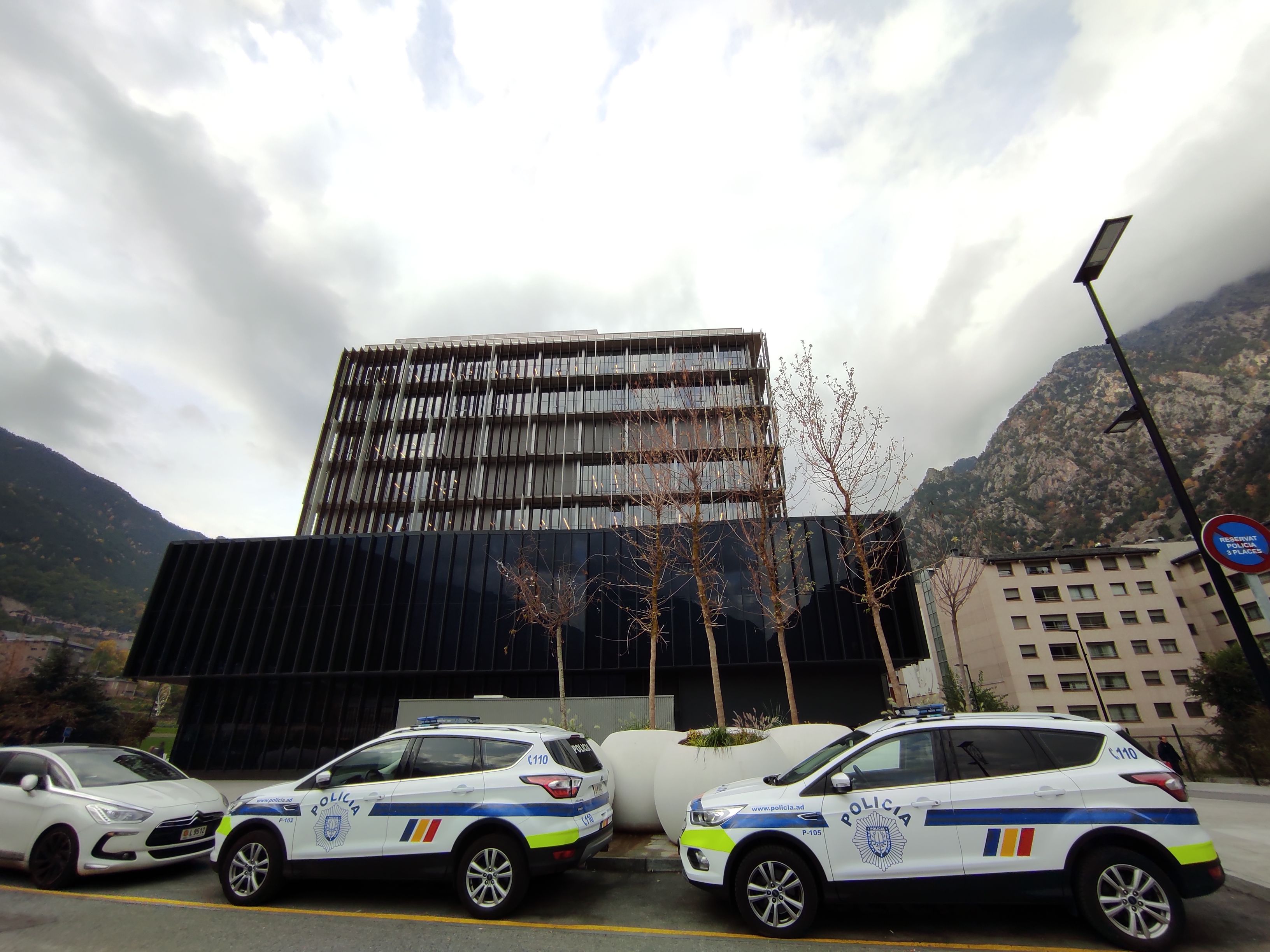 Cotxes de policia en les immediacions de la Seu de la Justícia.