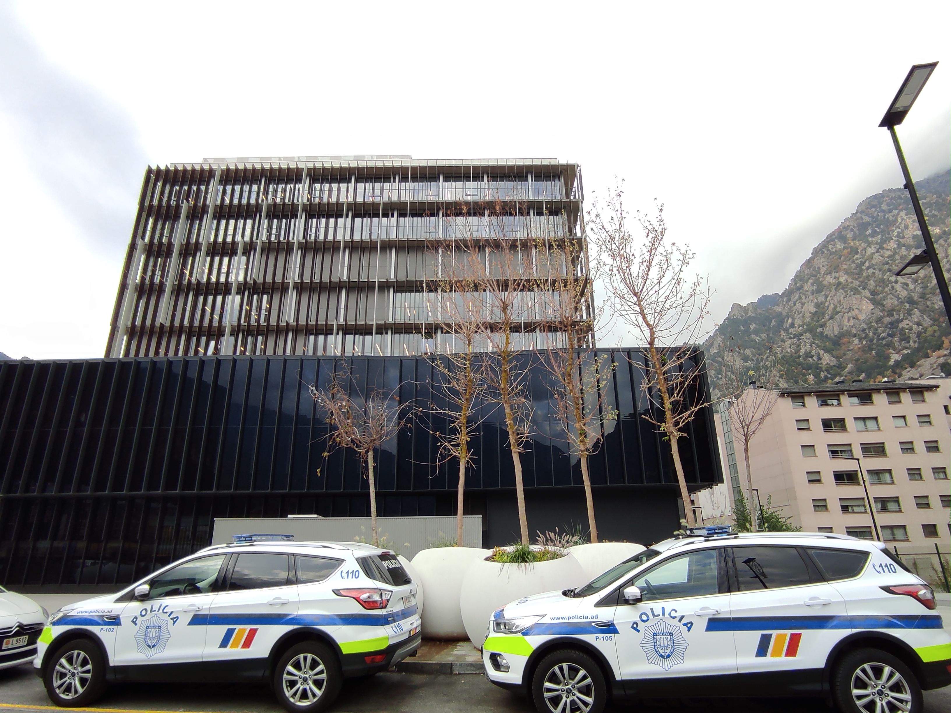 Dos vehicles policials davant estacionades al tomb de la Seu de la Justícia.
