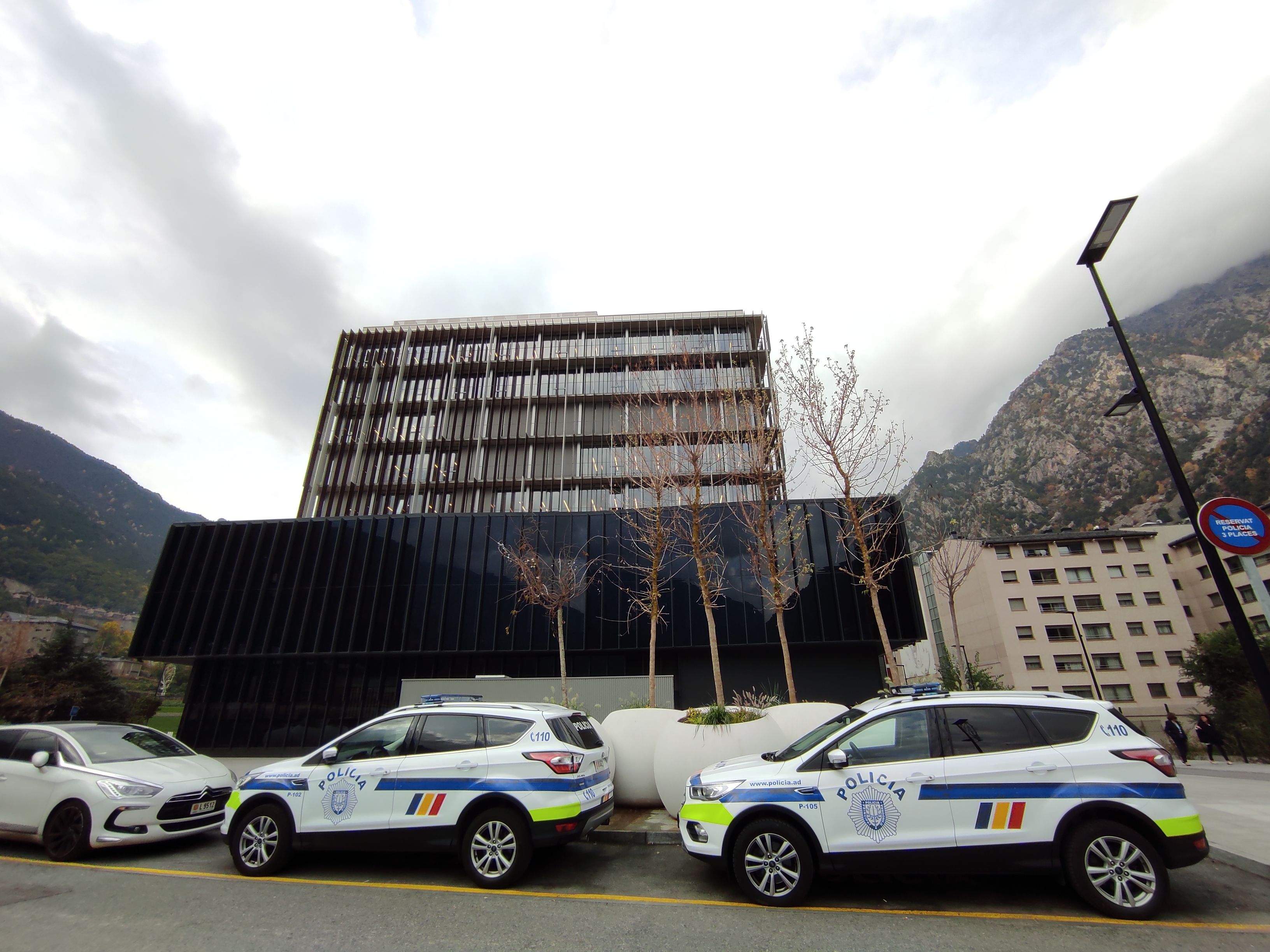 Vehicles de policia en les immediacions de la Seu de la Justícia.