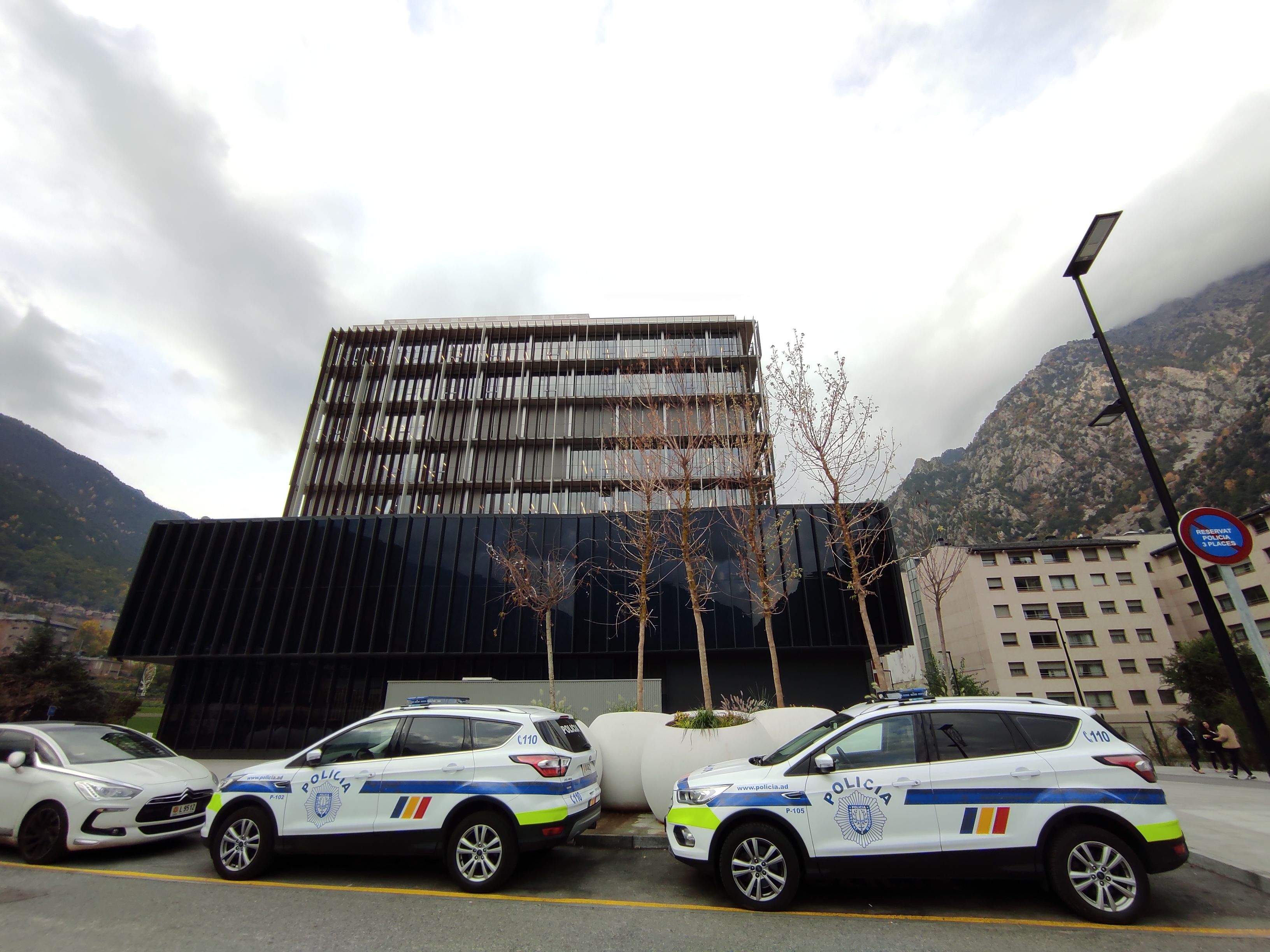 Vehicles policials estacionats a l'entorn de la Seu de la Justícia.